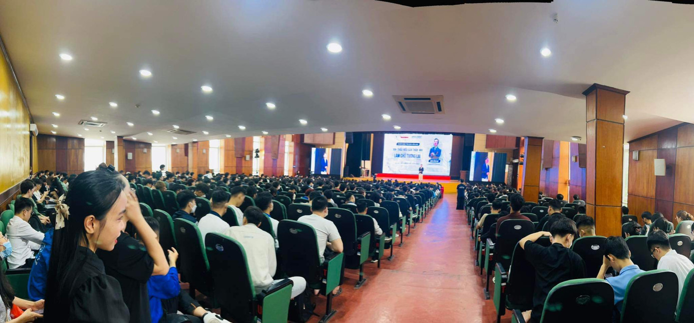 Hàng nghìn tân sinh viên tham dự chương trình. Hàng nghìn tân sinh viên tham dự chương trình.