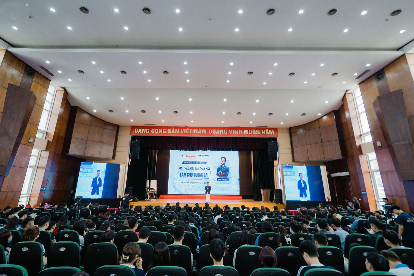 Hàng nghìn tân sinh viên tham dự chương trình. Hàng nghìn tân sinh viên tham dự chương trình.