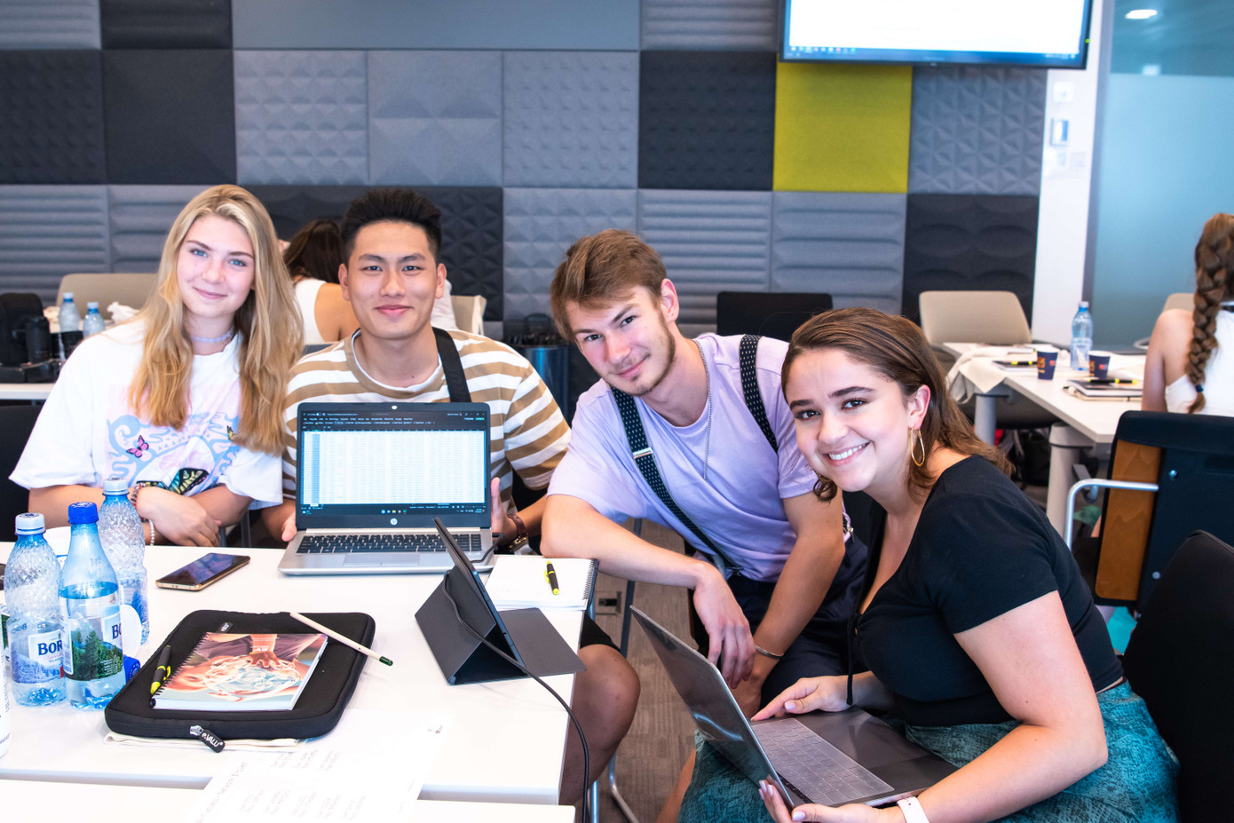 Hữu Trường hội họp cùng với bạn bè quốc tế. Hữu Trường hội họp cùng với bạn bè quốc tế.