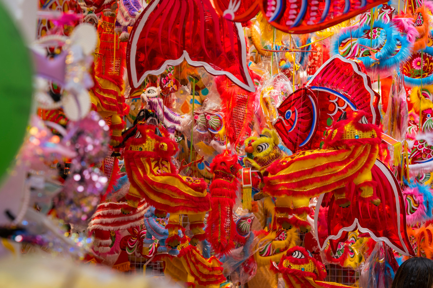 Những chiếc đèn lồng hiện lên rực rỡ và huyền ảo trong mắt những du khách. Những chiếc đèn lồng hiện lên rực rỡ và huyền ảo trong mắt những du khách.