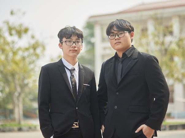 Nguyễn Trung Hiếu (bên trái) là thủ khoa khối D01 của trường THPT Hải An - thành phố Hải Phòng. Nguyễn Trung Hiếu (bên trái) là thủ khoa khối D01 của trường THPT Hải An - thành phố Hải Phòng.