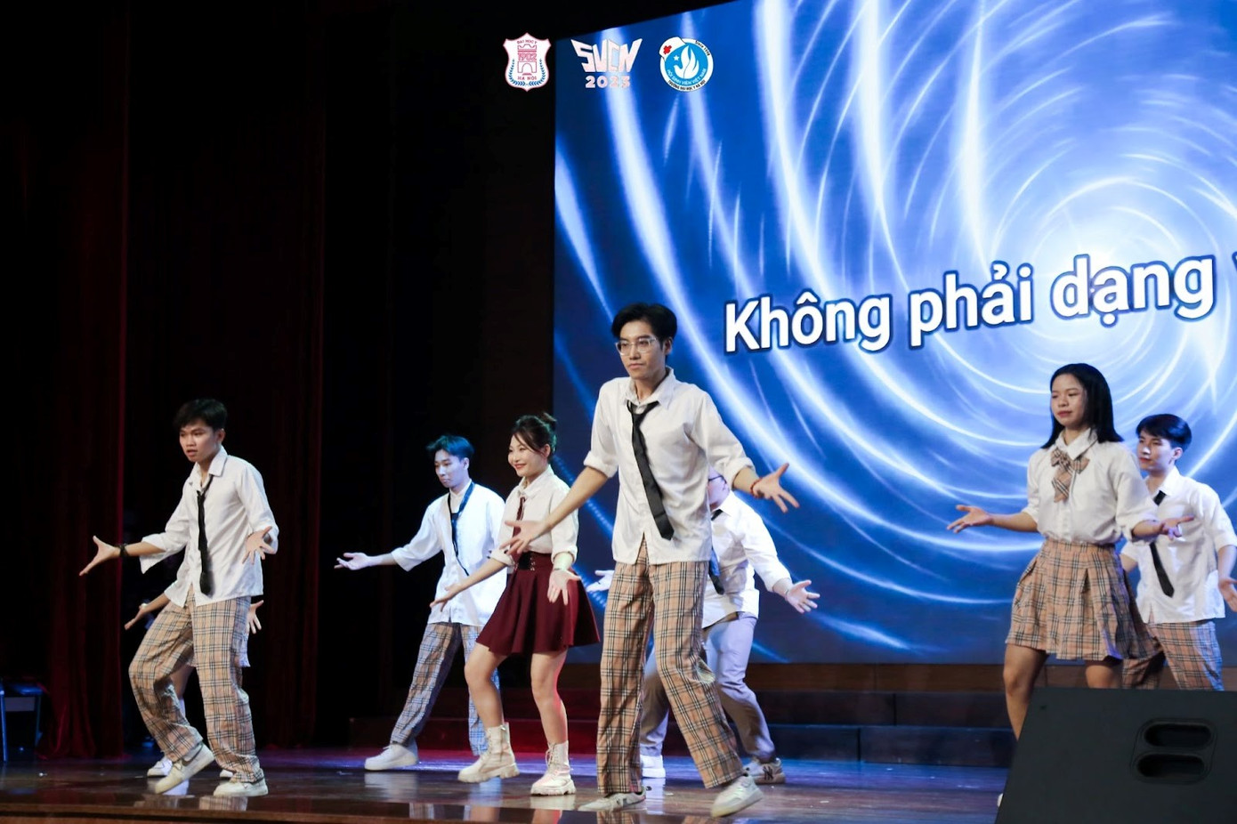 Các thí sinh đã mang đến tiết mục văn nghệ ấn tượng. Các thí sinh đã mang đến tiết mục văn nghệ ấn tượng.