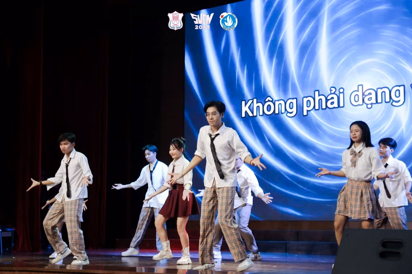Các thí sinh đã mang đến tiết mục văn nghệ ấn tượng.
