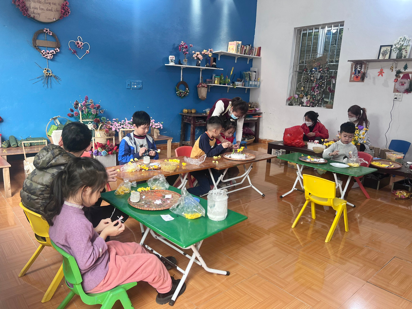 Tùy từng thời điểm, trung tâm sẽ có lượng học sinh khác nhau, trung bình khoảng 60-70 trẻ và 15 giáo viên. Tùy từng thời điểm, trung tâm sẽ có lượng học sinh khác nhau, trung bình khoảng 60-70 trẻ và 15 giáo viên.