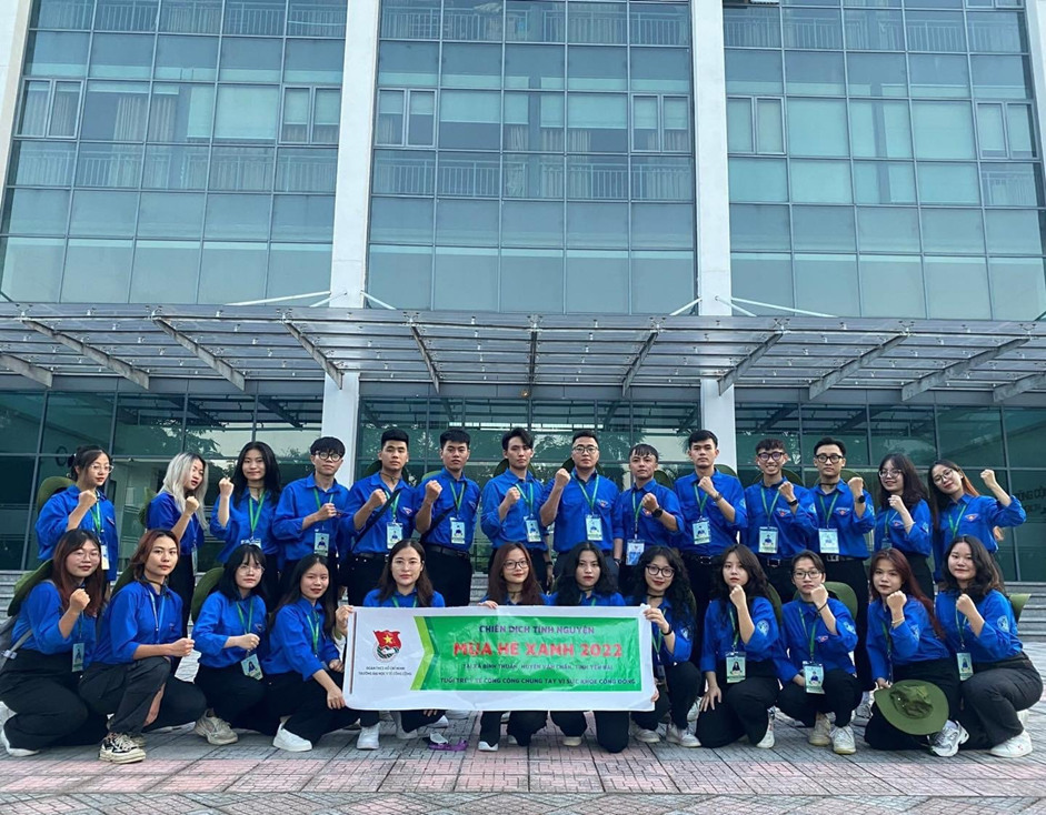 Anh Hoàng Ngọc Ánh và các tình nguyện viên Trường Đại học Y tế công cộng tại Lễ ra quân Chiến dịch thanh niên tình nguyện Hè năm 2022.