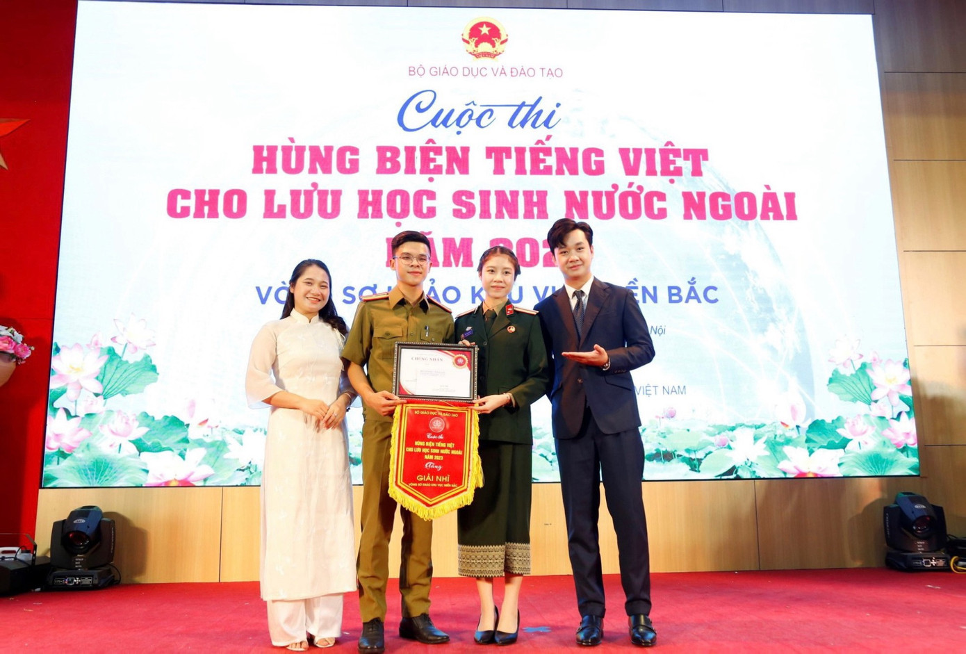 Cảm xúc khó quên của Ngọc Cương (Nam sinh bên trái góc ngoài cùng) khi dẫn chương trình trên sóng trực tiếp Cuộc thi Hùng biện tiếng Việt cho lưu học sinh nước ngoài do Bộ Giáo dục và Đào tạo tổ chức.