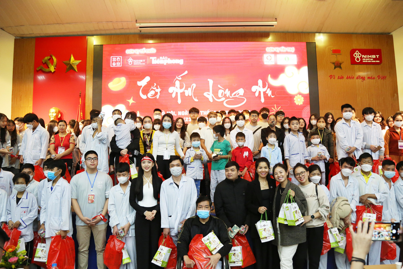 Nhiều phần quà ý nghĩa được gửi tặng đến các bệnh nhân đang điều trị tại bệnh viện, các bệnh nhân có hoàn cảnh khó khăn.