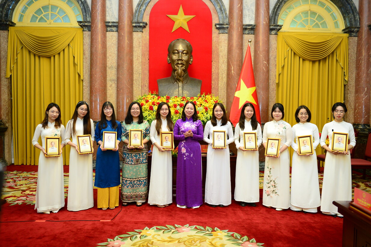 Phó Chủ tịch nước Võ Thị Ánh Xuân tặng quà Anh Thơ (thứ 4 từ phải sang) và các bạn trẻ nhận Giải thưởng Nữ sinh Khoa học công nghệ Việt Nam 2022.