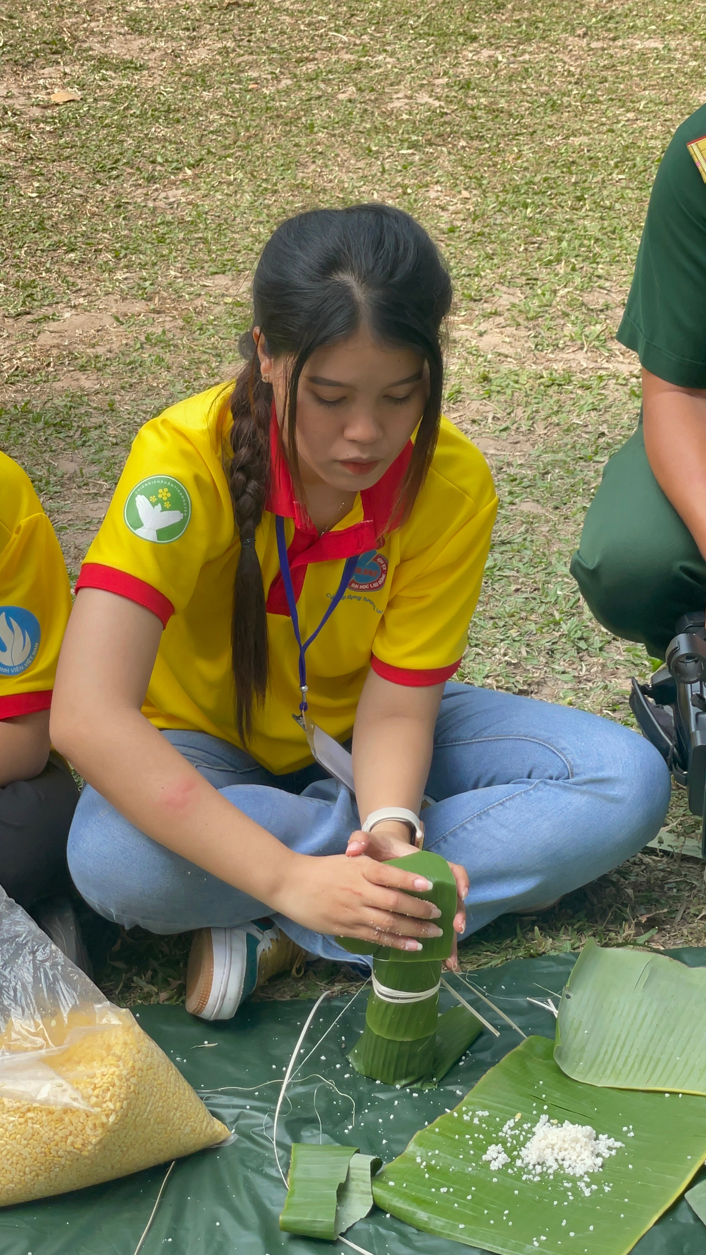 Hồng Hạnh tham gia xuân tình nguyện kết hợp giữa Liên chi khoa Bảo hiểm và Trung đoàn Gia định. Hồng Hạnh tham gia xuân tình nguyện kết hợp giữa Liên chi khoa Bảo hiểm và Trung đoàn Gia định.