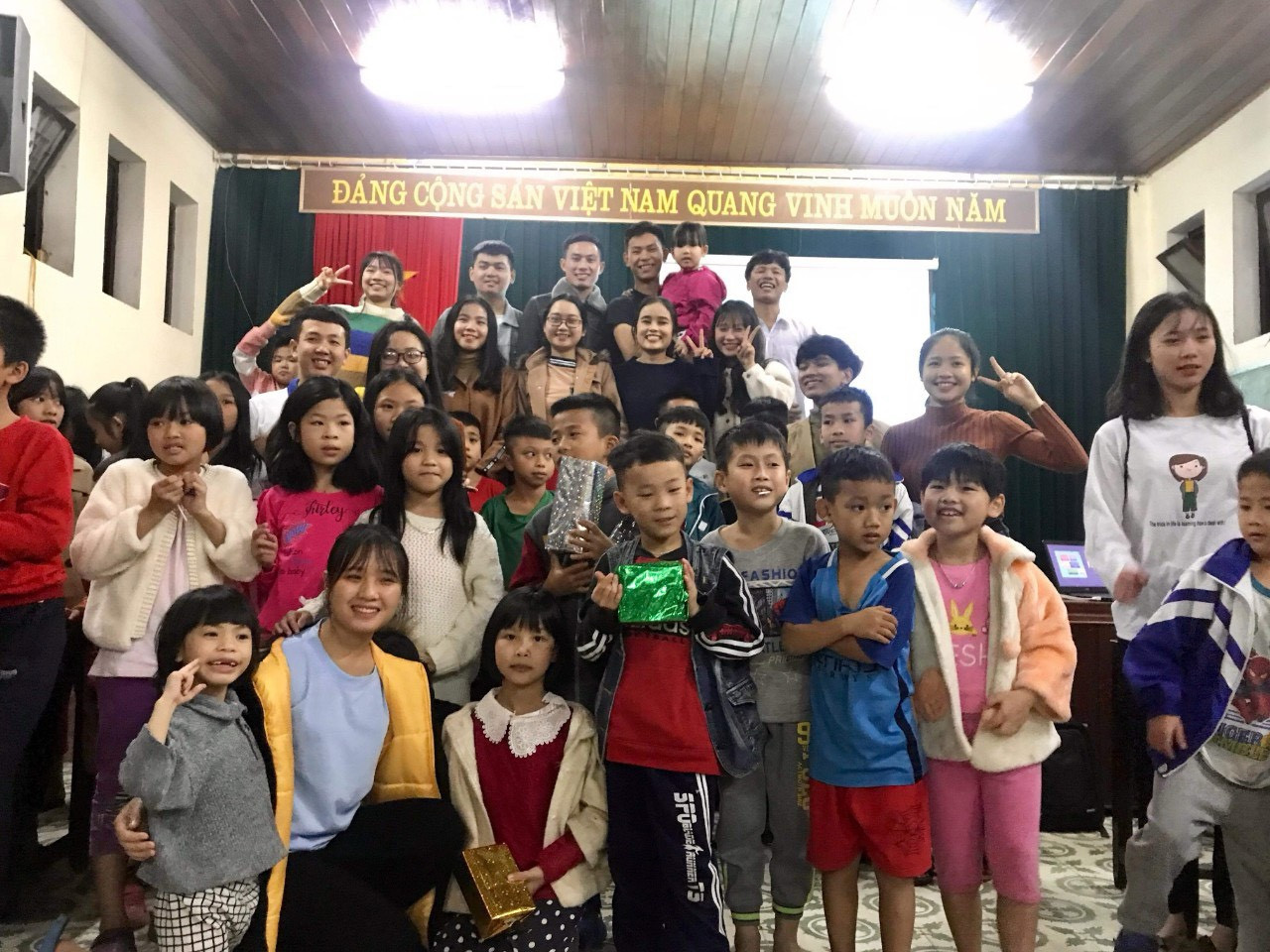 Hoạt động tình nguyện tại làng trẻ SOS. Hoạt động tình nguyện tại làng trẻ SOS.