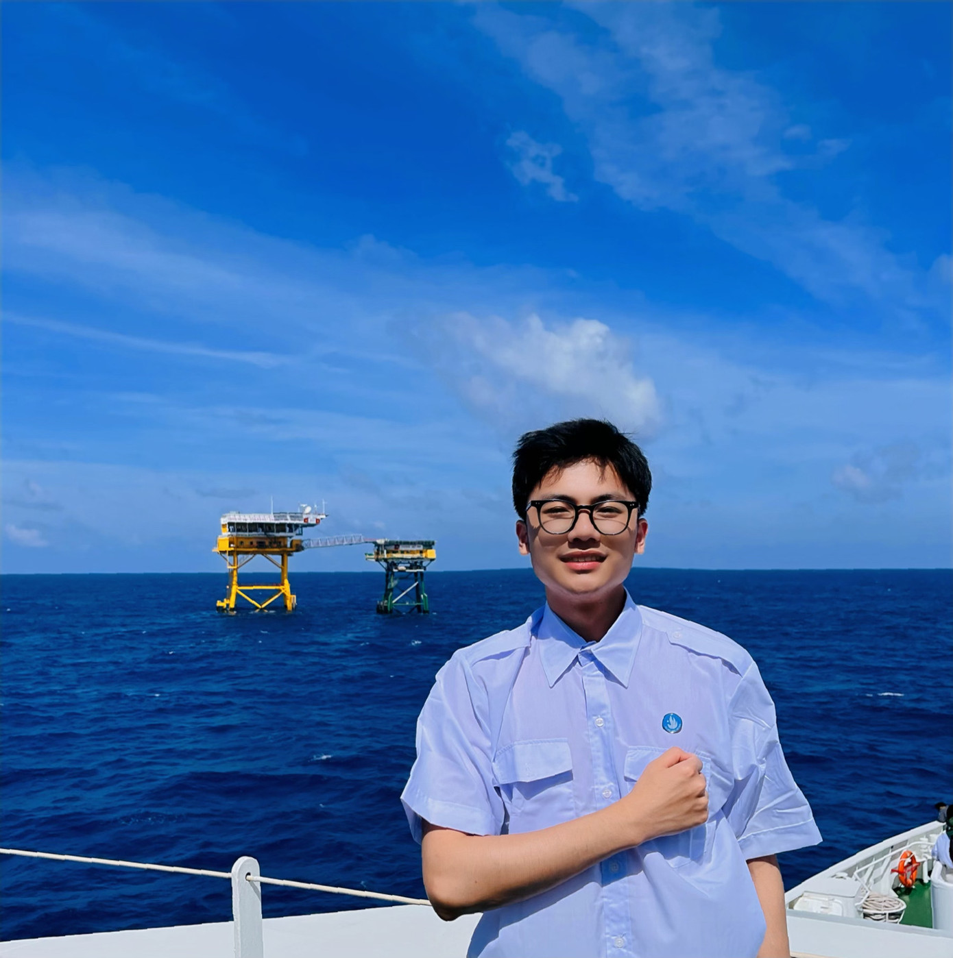 Duy Thanh trên nhà giàn DK1. Duy Thanh trên nhà giàn DK1.