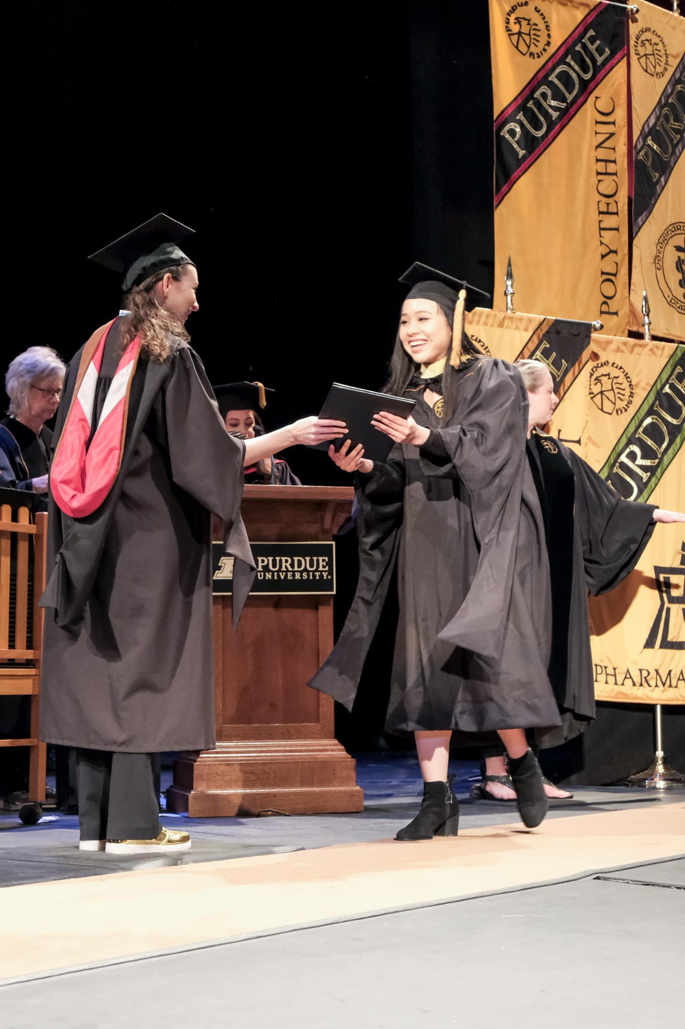 Trong 3 năm, cô gái tiếp tục nhận 10 học bổng, tới 6 nước gồm Nhật Bản, Singapore, Thái Lan, Hàn Quốc, Đài Loan (Trung Quốc), Mỹ. Chi phí học tập, sinh hoạt, vé máy bay,… đều được tài trợ 100%. Trong 3 năm, cô gái tiếp tục nhận 10 học bổng, tới 6 nước gồm Nhật Bản, Singapore, Thái Lan, Hàn Quốc, Đài Loan (Trung Quốc), Mỹ. Chi phí học tập, sinh hoạt, vé máy bay,… đều được tài trợ 100%.