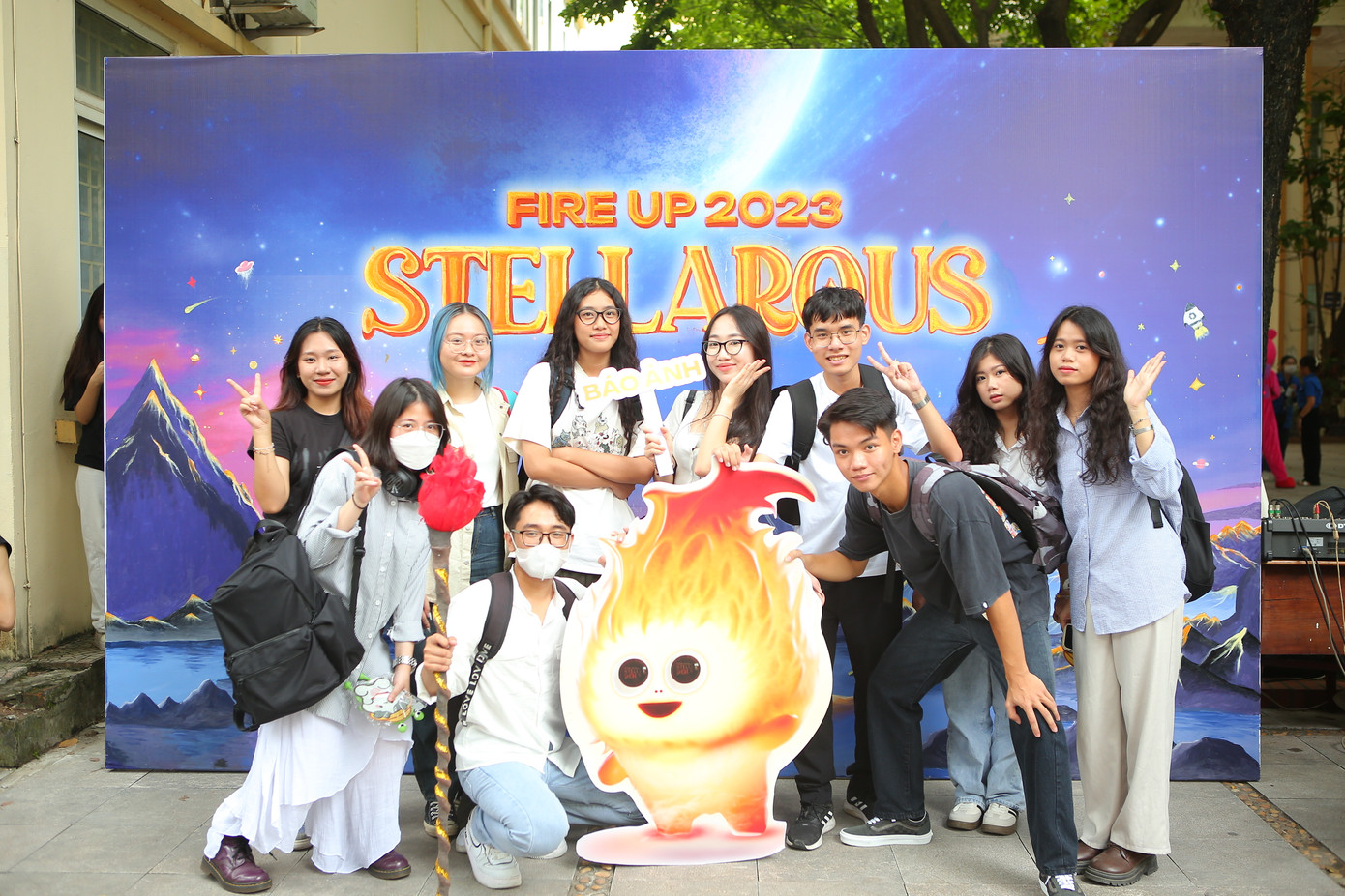 Các bạn sinh viên hào hứng check-in photobooth của Fire up. Các bạn sinh viên hào hứng check-in photobooth của Fire up.