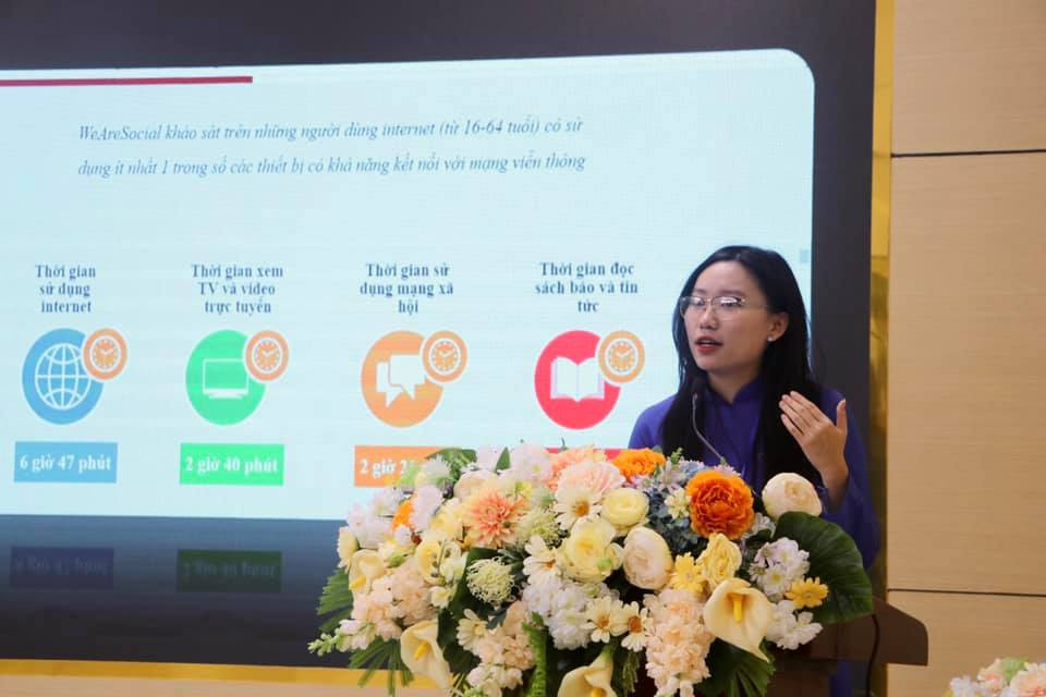 Cô nàng tham dự Cuộc thi Báo cáo viên.