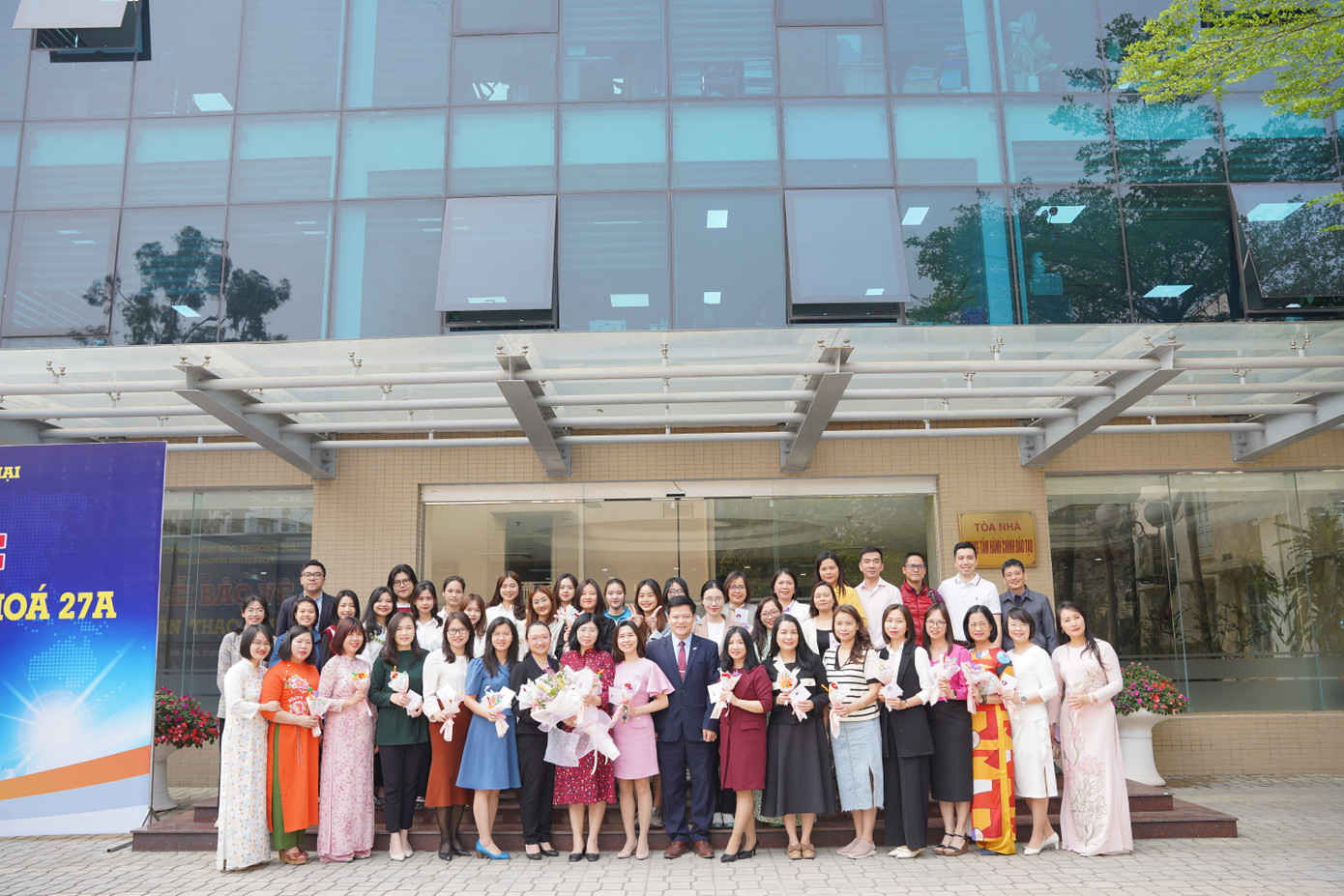 Chào mừng ngày 8/3 Khoa Kinh tế.