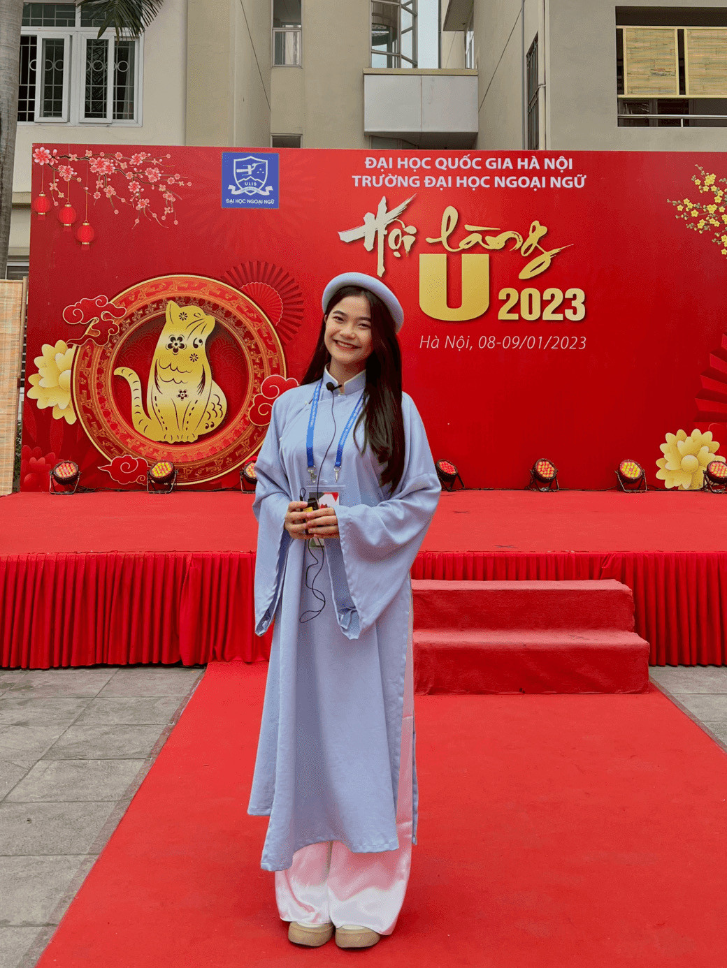 Khuất Hương trải nghiệm mặc áo tấc cách tân tại gian hàng trang phục Tết xưa. Khuất Hương trải nghiệm mặc áo tấc cách tân tại gian hàng trang phục Tết xưa.