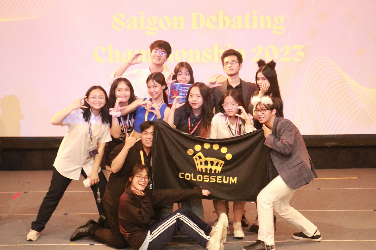 Cát Tường và các thành viên của CLB Tranh biện The Colosseum. Cát Tường và các thành viên của CLB Tranh biện The Colosseum.