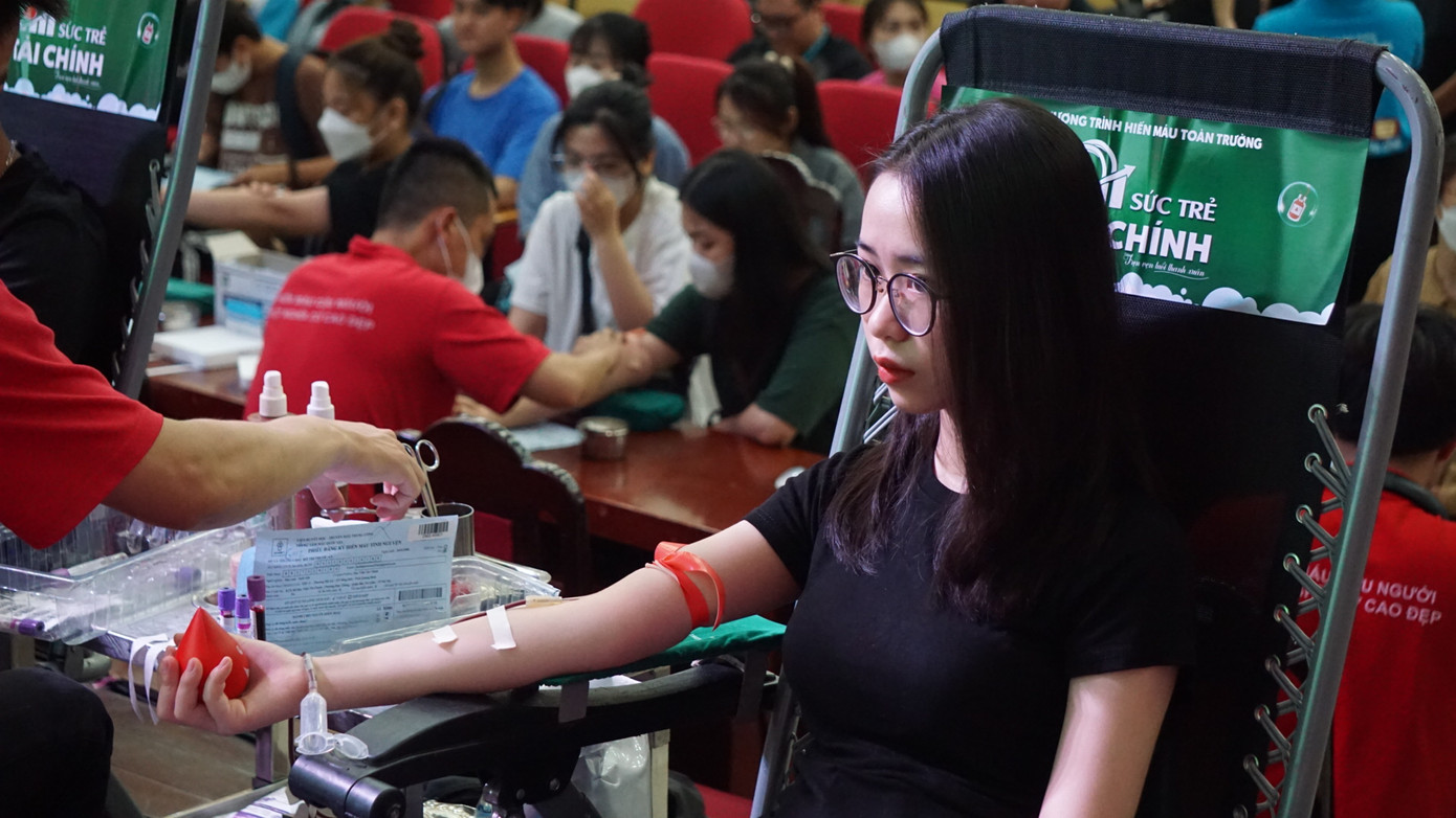 Hình ảnh của các bạn trẻ tham gia hiến máu tại chương trình mùa trước. Hình ảnh của các bạn trẻ tham gia hiến máu tại chương trình mùa trước.