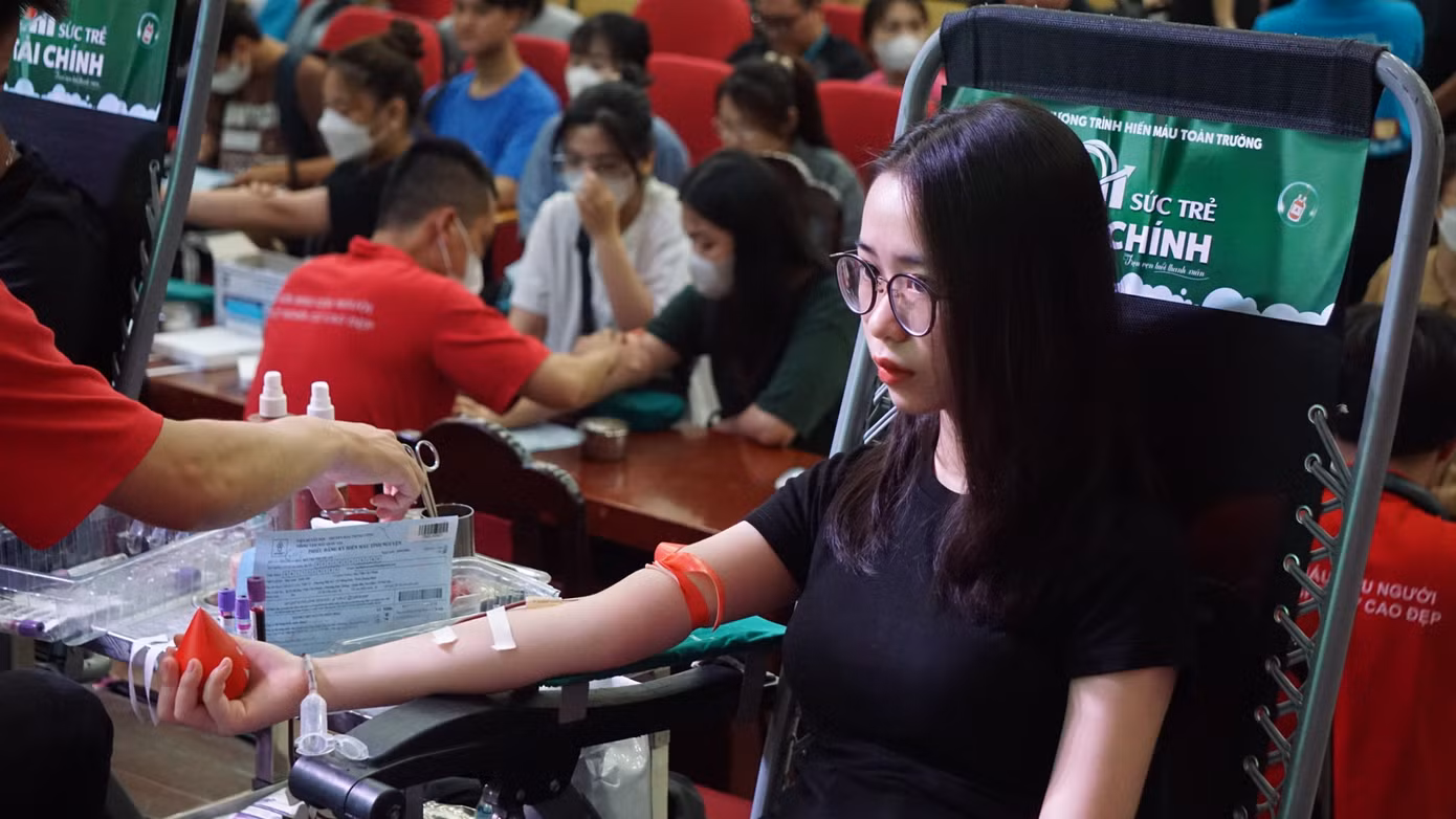 Hình ảnh của các bạn trẻ tham gia hiến máu tại chương trình mùa trước.