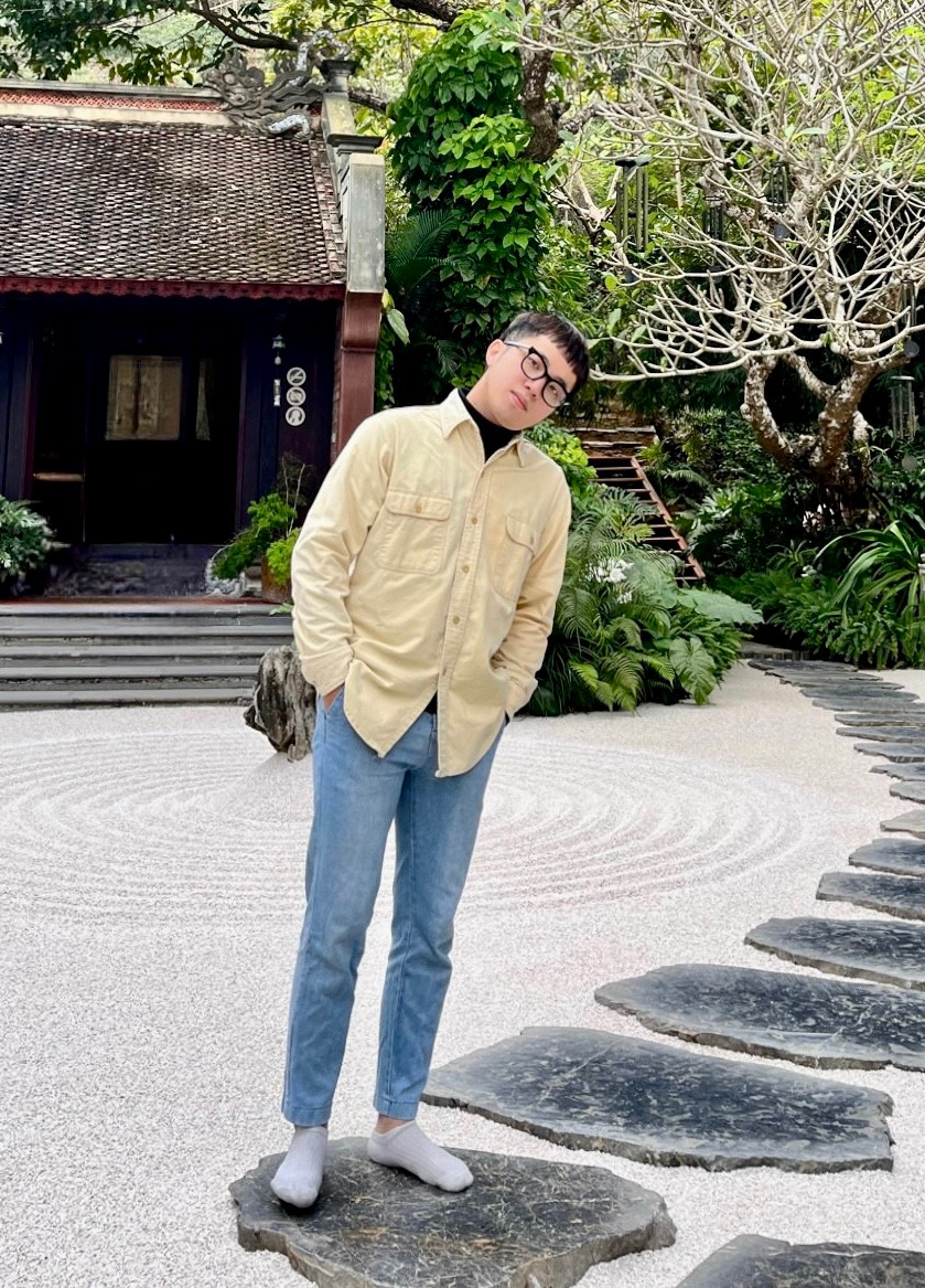 Bùi Viết Đạt - sinh viên năm tư và đã bắt đầu đi làm tại một ngân hàng. Bùi Viết Đạt - sinh viên năm tư và đã bắt đầu đi làm tại một ngân hàng.