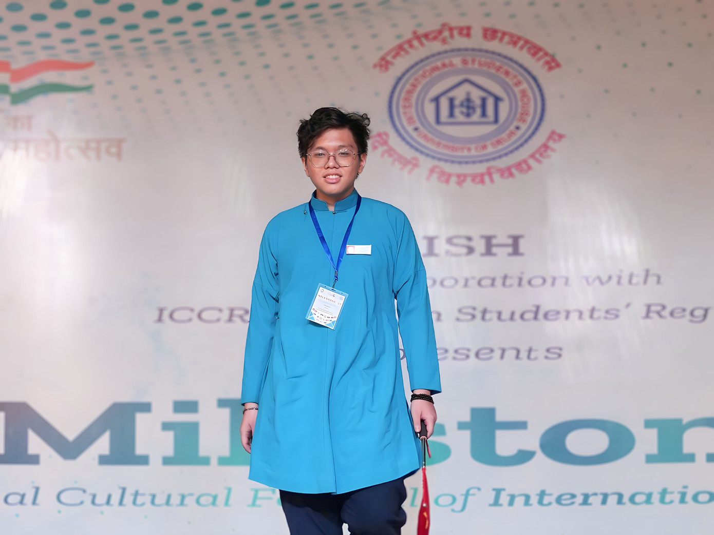 Long giới thiệu Áo dài tại ngày hội văn hoá ở trường.