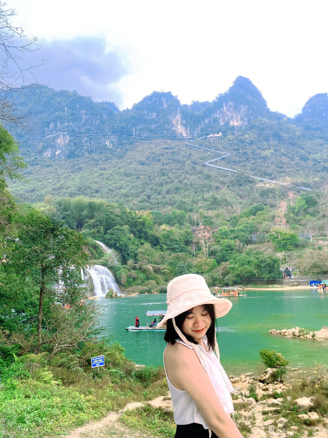 Bên cạnh việc học tập, Hoàng Hoài cũng tích cực tham gia vào nhiều hoạt động ngoại khóa.