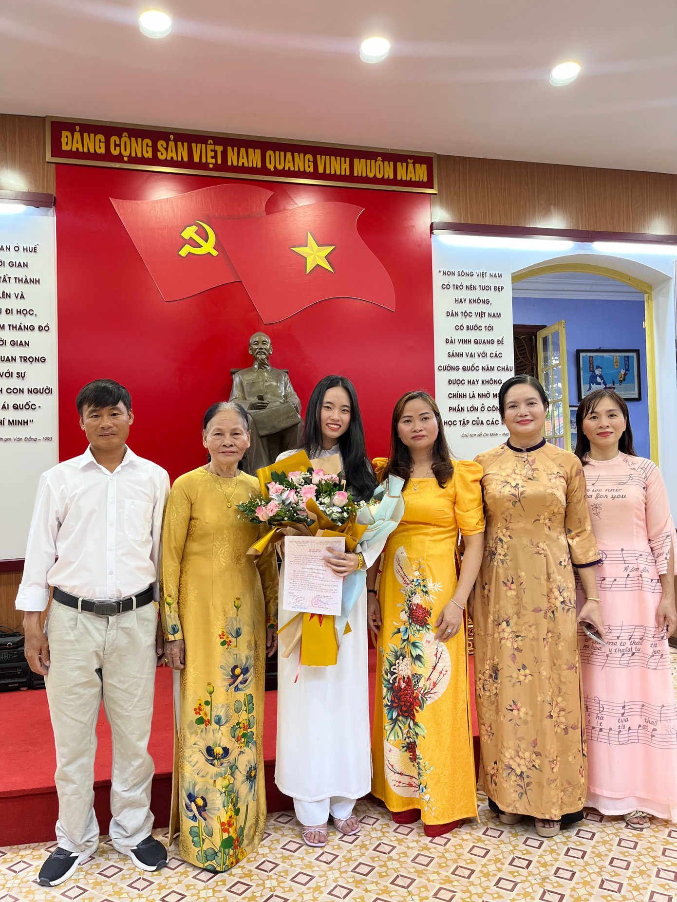 Yến Nhi rất vinh dự và tự hào khi được kết nạp vào hàng ngũ của Đảng Cộng sản Việt Nam. Yến Nhi rất vinh dự và tự hào khi được kết nạp vào hàng ngũ của Đảng Cộng sản Việt Nam.