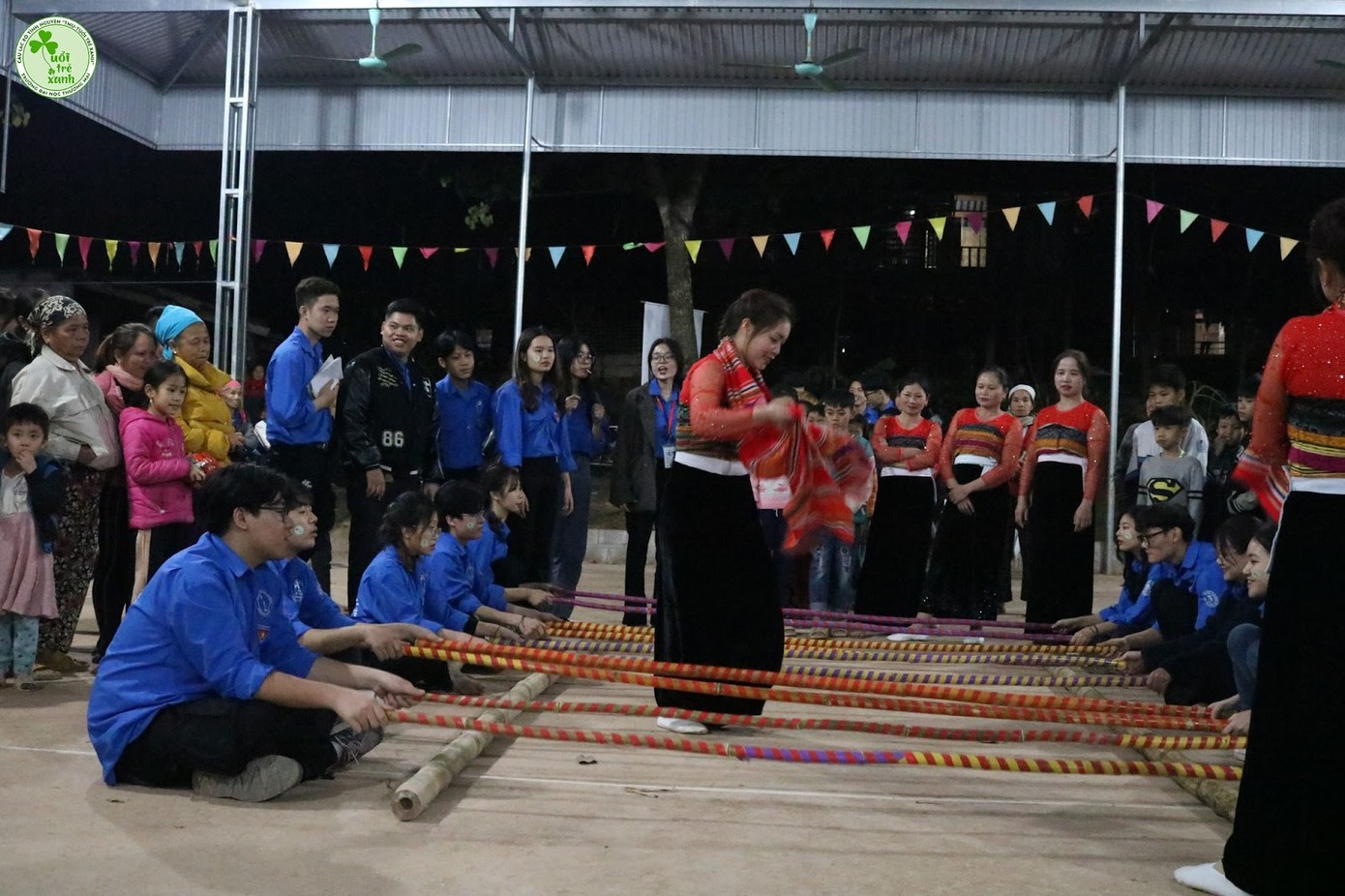 Hoạt động múa sạp giao lưu của đội sinh viên tình nguyện và người dân.