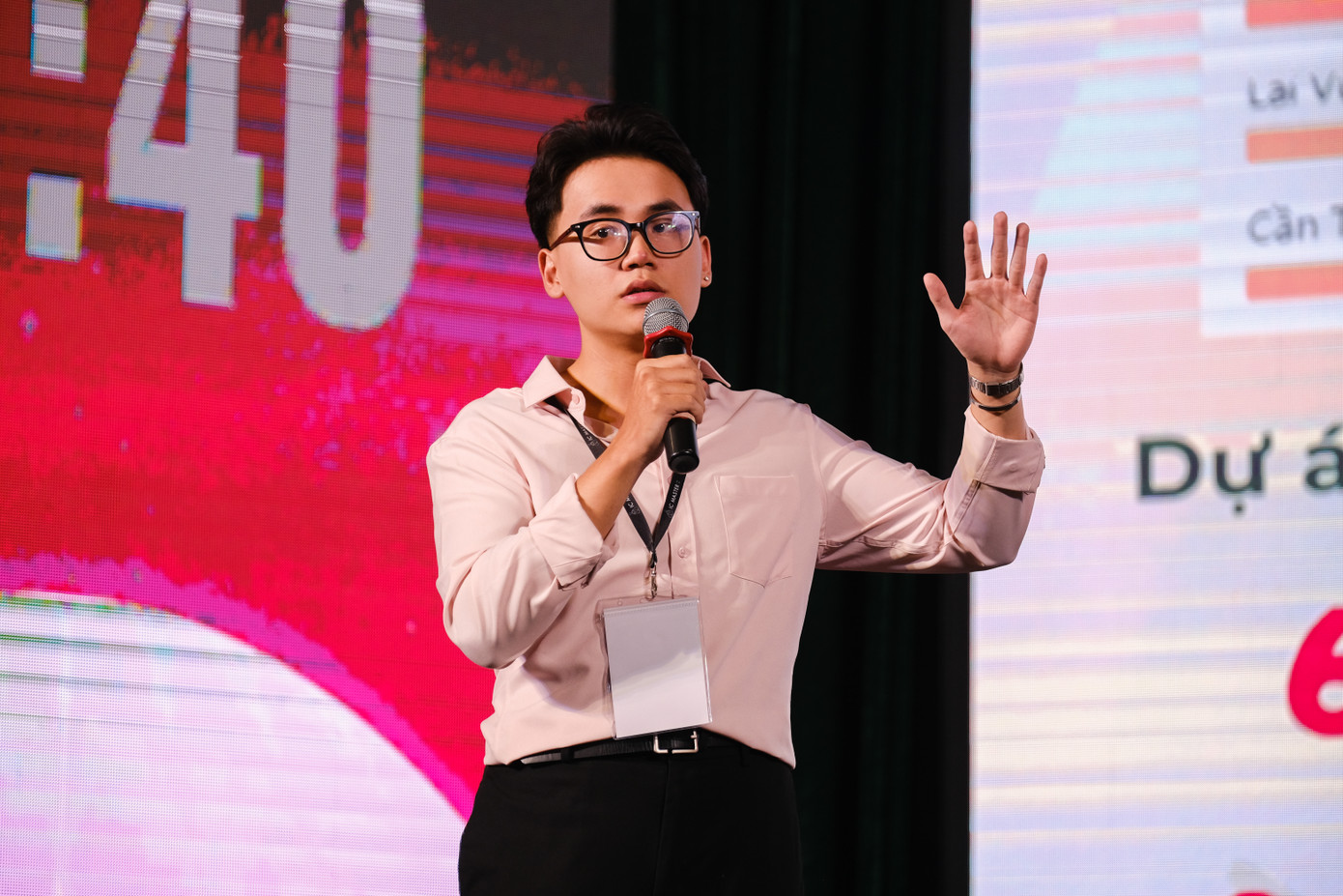 Các thí sinh tự tin thuyết trình về dự án. (Ảnh: Lê Vượng) Các thí sinh tự tin thuyết trình về dự án. (Ảnh: Lê Vượng)