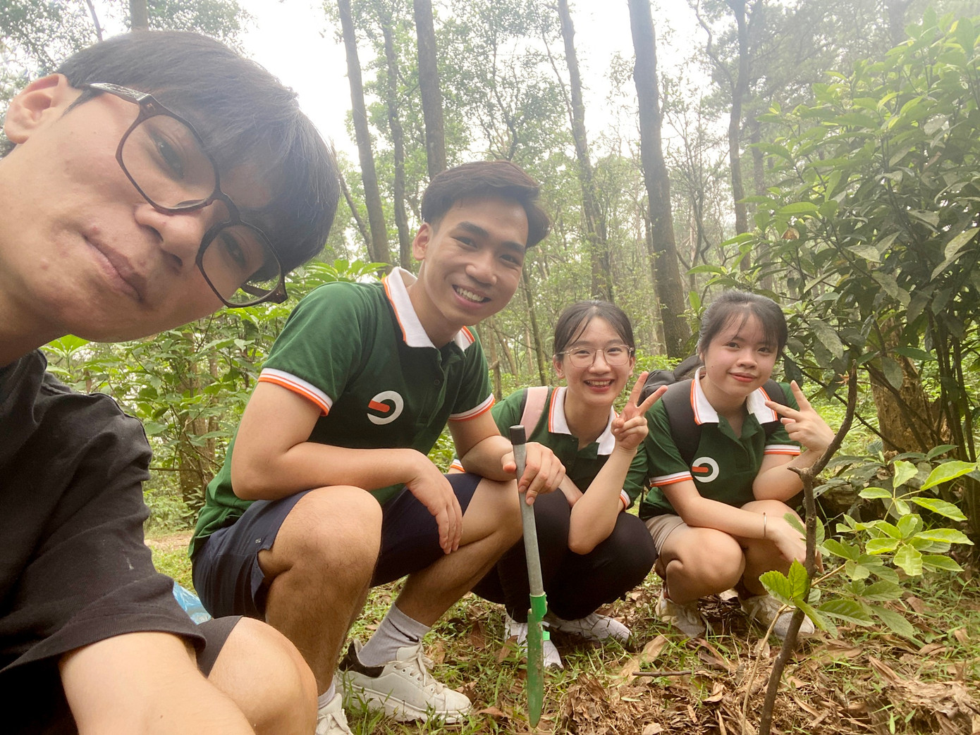 Thu Hằng cùng mọi người tham gia hoạt động trồng cây.