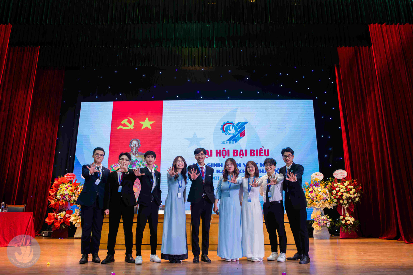 Hùng và Ban Thư ký Hội Sinh viên ĐH Bách khoa Hà Nội khoá XXIII. Hùng và Ban Thư ký Hội Sinh viên ĐH Bách khoa Hà Nội khoá XXIII.