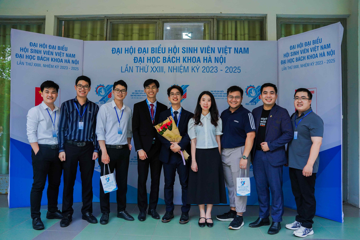 Hùng và các anh chị Thường trực Hội Sinh viên các thời kỳ. Hùng và các anh chị Thường trực Hội Sinh viên các thời kỳ.