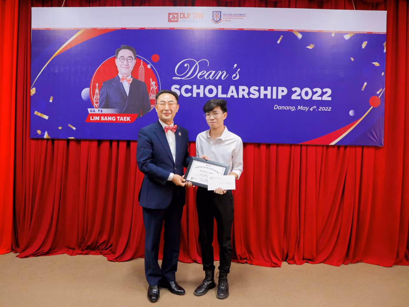Một điều tình cờ là thầy giáo người Hàn từng trao Học bổng Viện Trưởng 2022 cho Đức Thịnh cũng chính là người trao danh hiệu Đại sứ sinh viên Duy Tân năm nay.