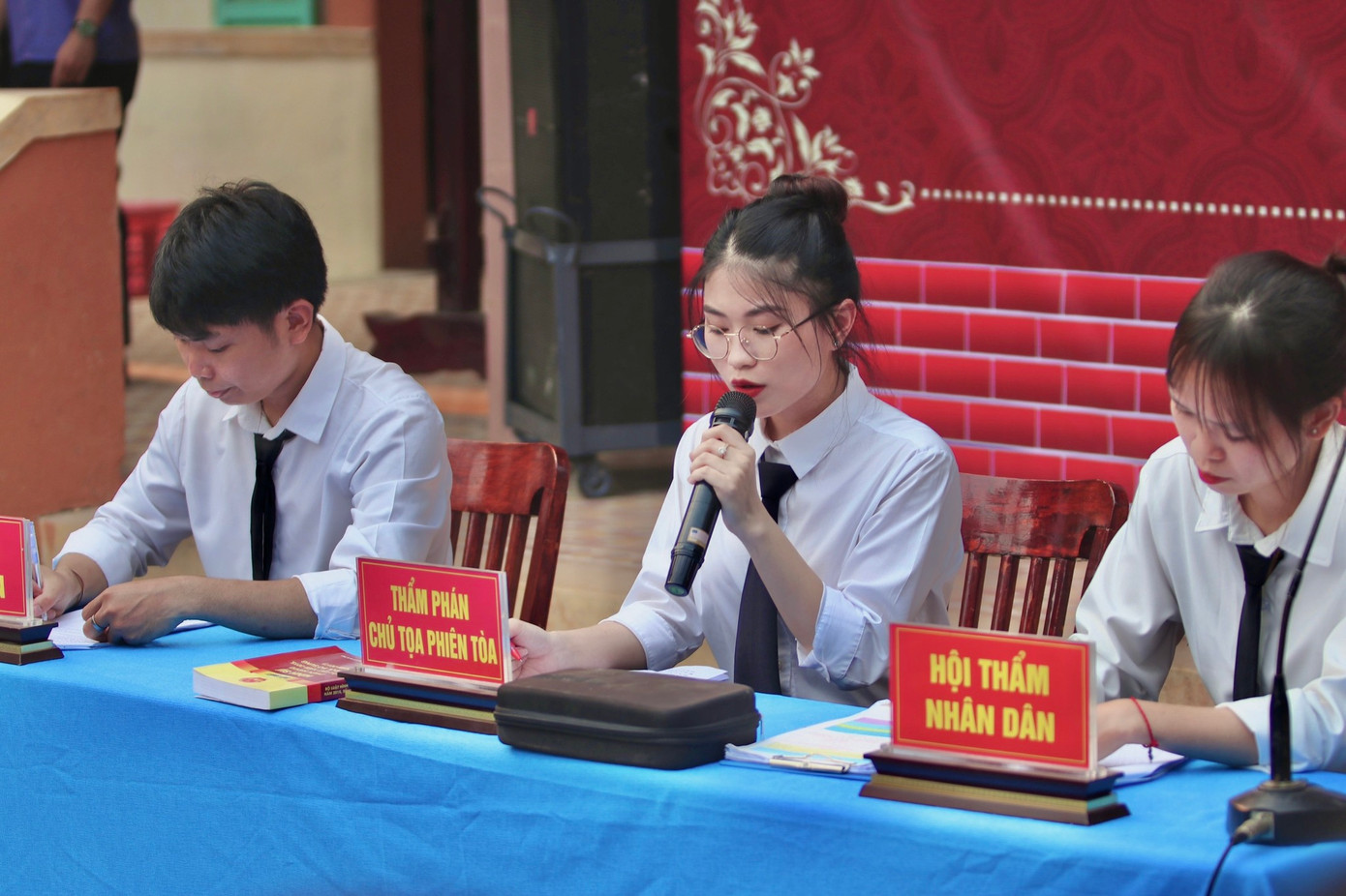 Sinh viên trường Đại học Duy Tân đảm nhiệm việc thực hiện các vai diễn trong vụ án của Phiên tòa giả định. Sinh viên trường Đại học Duy Tân đảm nhiệm việc thực hiện các vai diễn trong vụ án của Phiên tòa giả định.