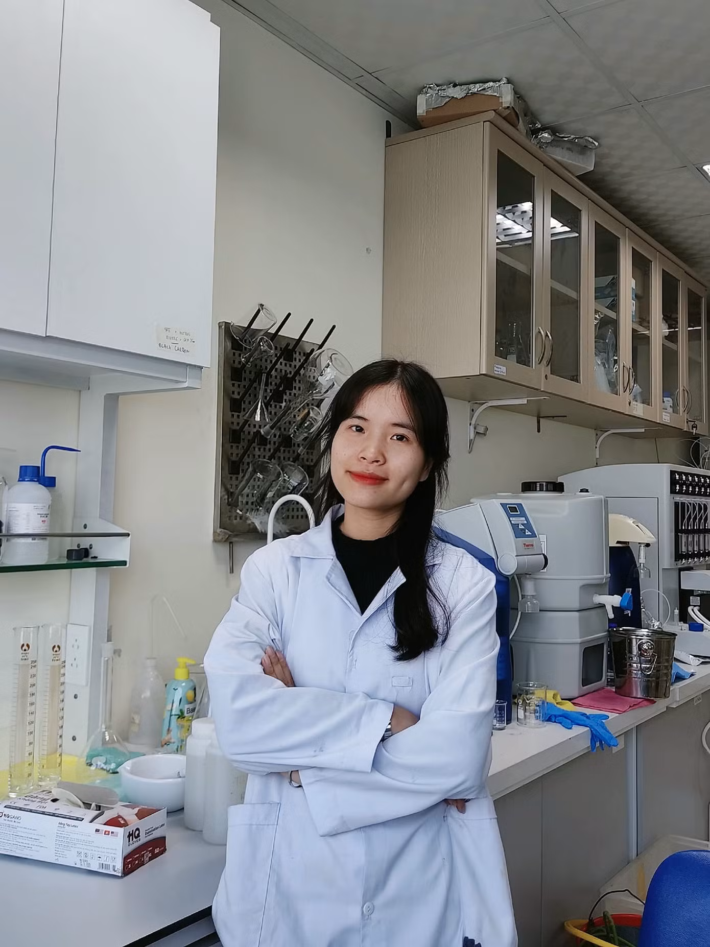 Thảo tại phòng thí nghiệm nơi cô làm việc. Thảo tại phòng thí nghiệm nơi cô làm việc.