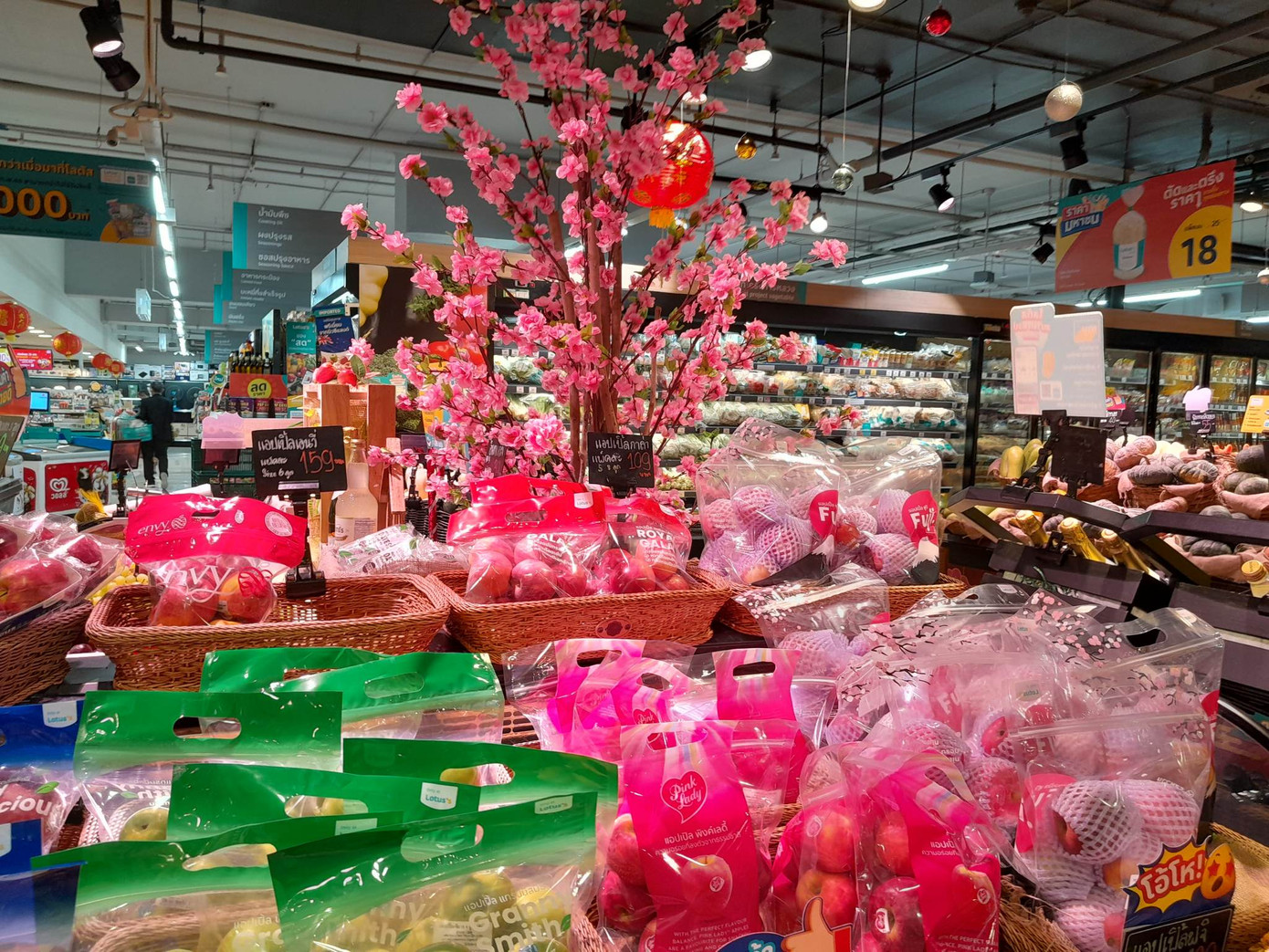 Hạnh Nguyên cùng bạn đi sắm đồ ngày Tết ở Thái Lan. Hạnh Nguyên cùng bạn đi sắm đồ ngày Tết ở Thái Lan.