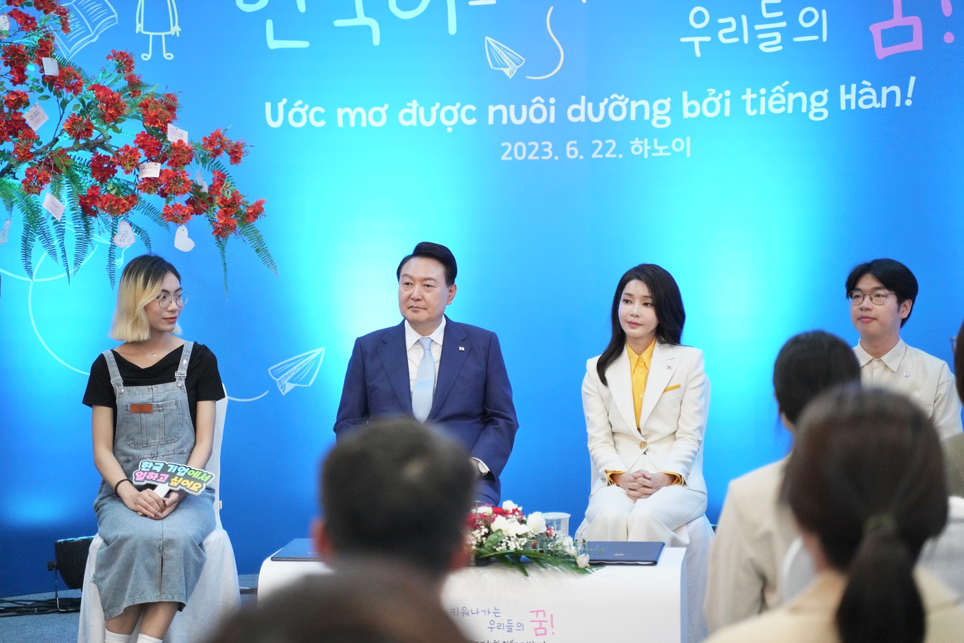 Tiến Huy ngồi cạnh và trò chuyện trực tiếp với Tổng thống và Đệ nhất phu nhân Hàn Quốc. Tiến Huy ngồi cạnh và trò chuyện trực tiếp với Tổng thống và Đệ nhất phu nhân Hàn Quốc.