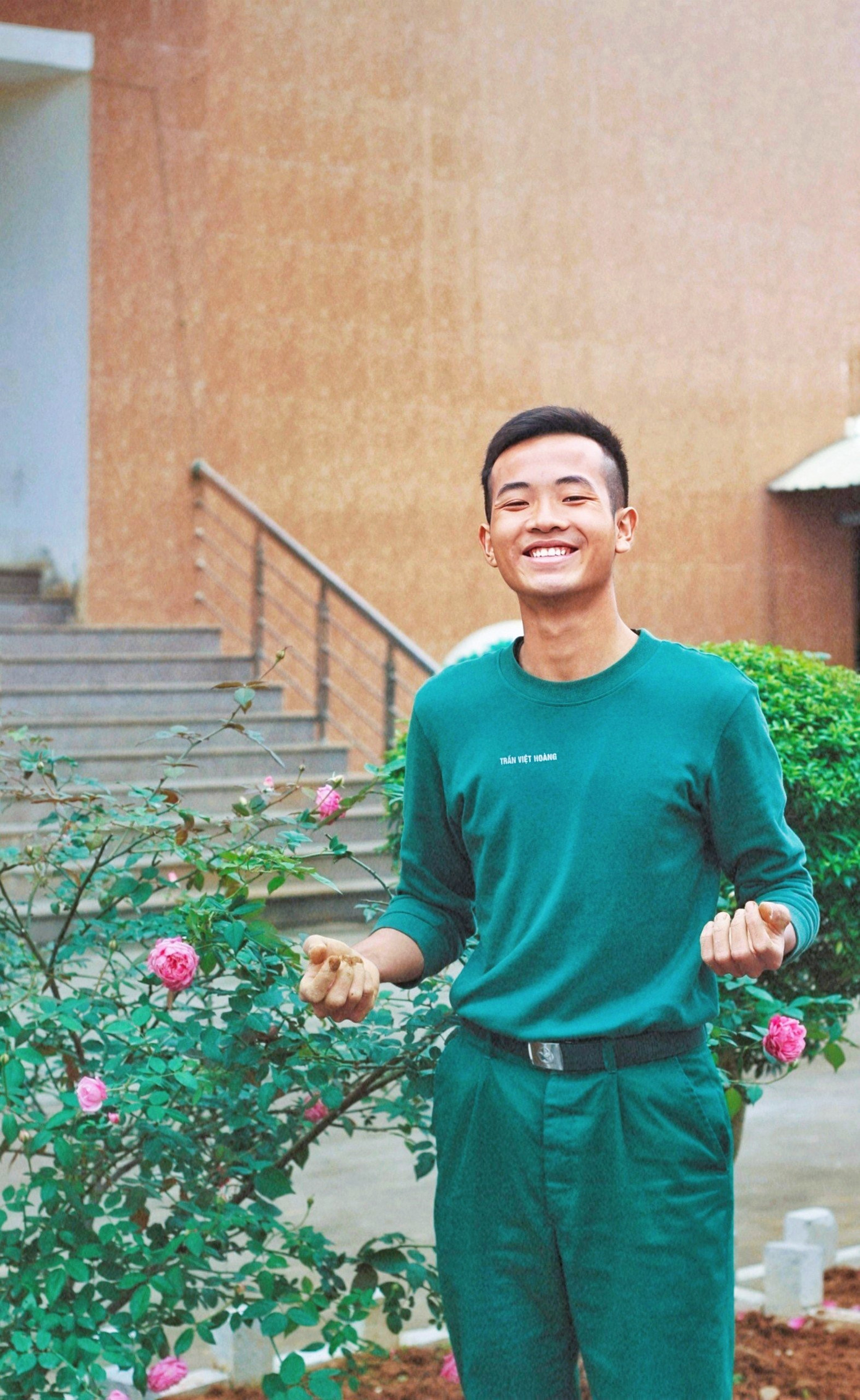 Chàng lính trẻ luôn nỗ lực và mơ ước trở thành nhà báo quân đội. Chàng lính trẻ luôn nỗ lực và mơ ước trở thành nhà báo quân đội.