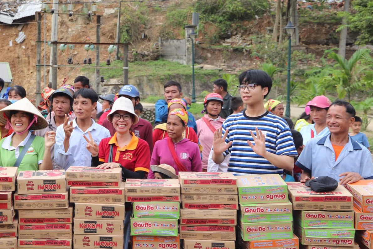 Hải Phong (áo kẻ) tham gia chương trình thiện nguyện tại huyện Kỳ Sơn, tỉnh Nghệ An cùng dự án “Thiện nguyện Minh Tâm Hưng Yên”. Hải Phong (áo kẻ) tham gia chương trình thiện nguyện tại huyện Kỳ Sơn, tỉnh Nghệ An cùng dự án “Thiện nguyện Minh Tâm Hưng Yên”.
