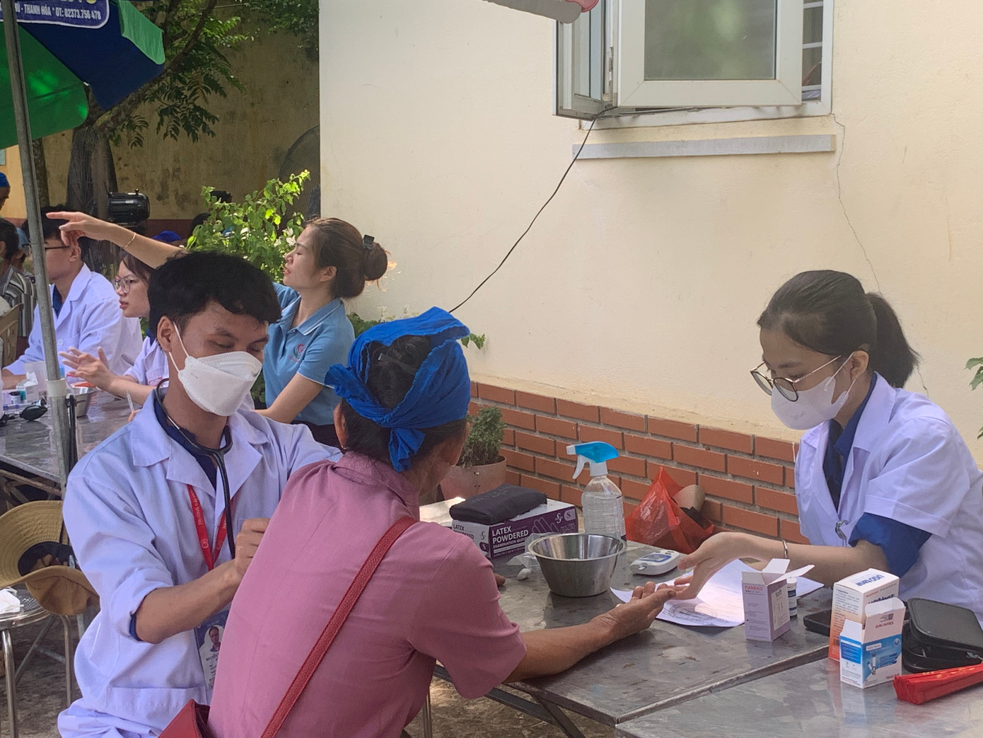 Nguyên cùng đoàn Khám chữa bệnh - phát thuốc miễn phí ở Nam Xuân, Quan Hóa, Thanh Hóa