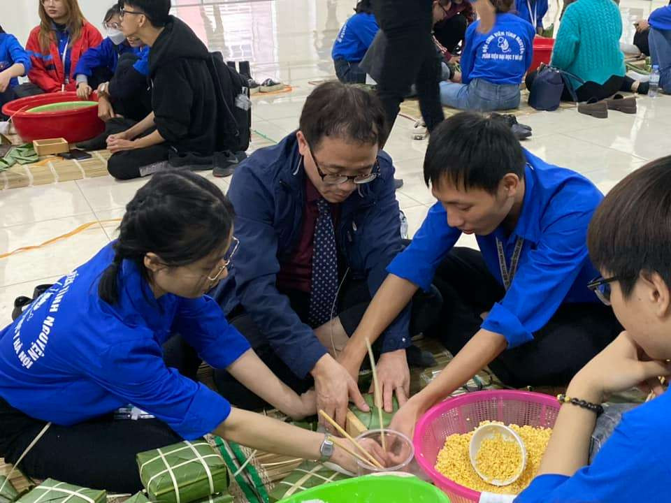 Nguyên cùng Đội Thanh niên Tình nguyện tham gia sự kiện Bánh Chưng Xanh năm 2023.
