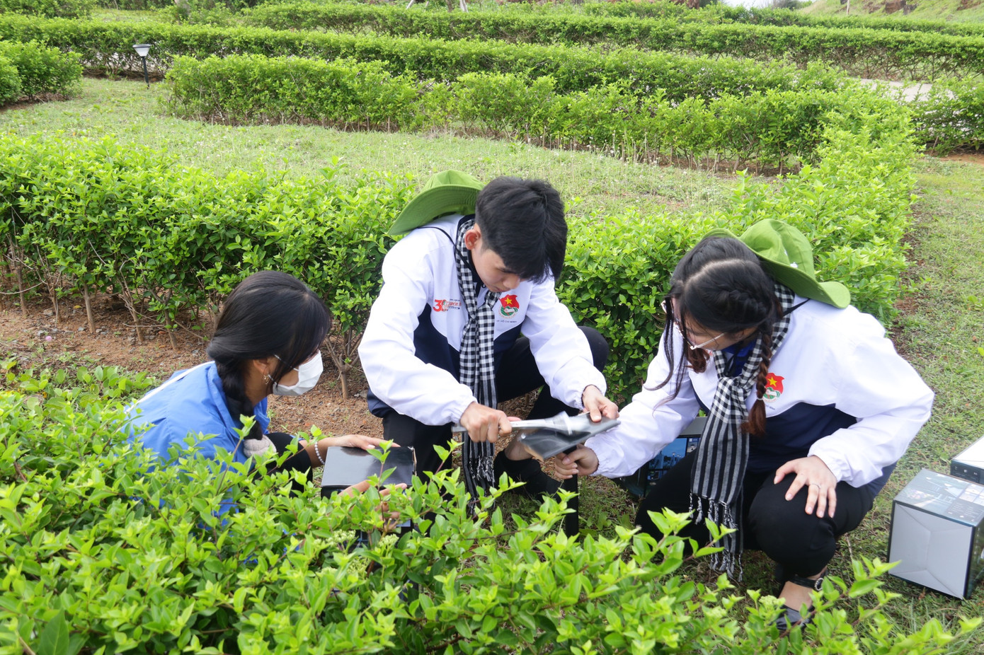 Huy trong Chiến dịch tình nguyện Mùa hè Xanh tại huyện đảo Phú Quý, tỉnh Bình Thuận.