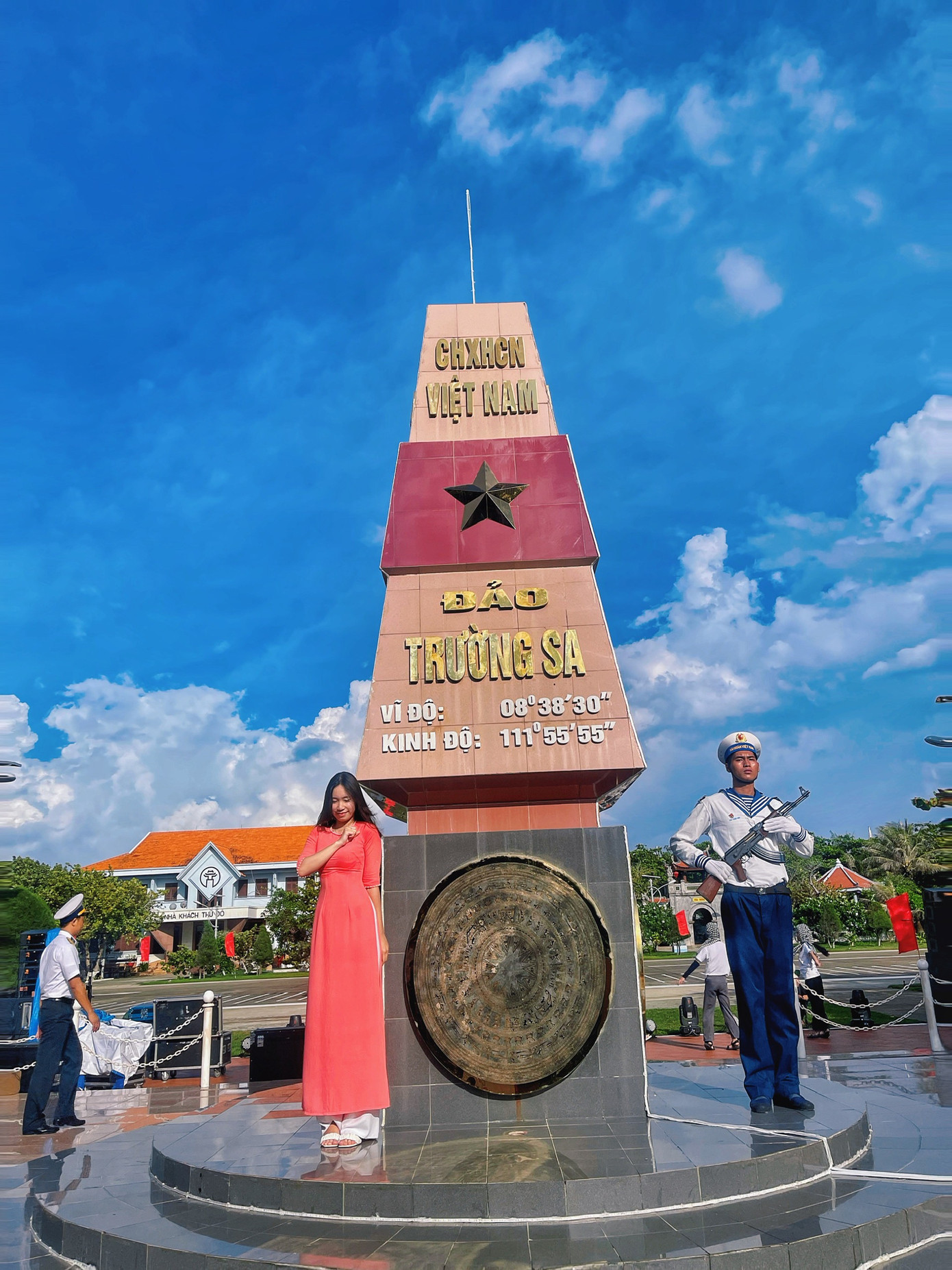 Huyền Trang có cơ hội được tham gia hải trình đến với Trường Sa, cô vinh dự đạt được danh hiệu "Chiến sĩ Trường Sa" năm 2023. Huyền Trang có cơ hội được tham gia hải trình đến với Trường Sa, cô vinh dự đạt được danh hiệu "Chiến sĩ Trường Sa" năm 2023.