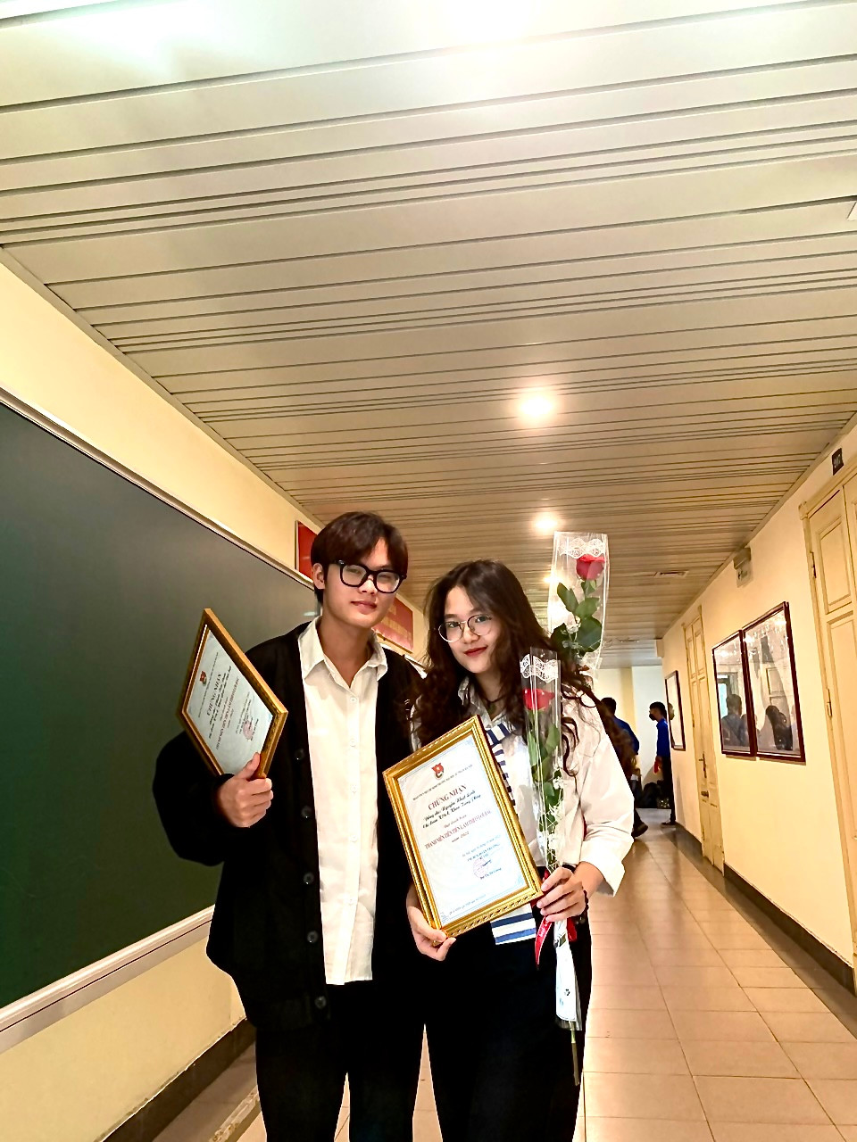 Tiến Đam nhận giấy chứng nhận Thanh niên tiên tiến làm theo lời Bác năm 2022.