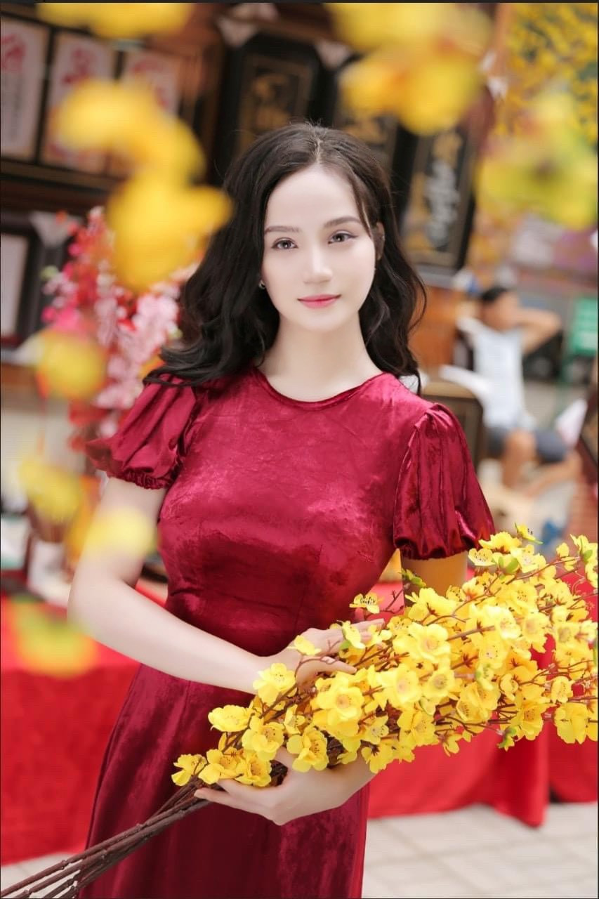 Huỳnh Lâm San San thực hiện bộ ảnh rực rỡ bên Mai vàng.