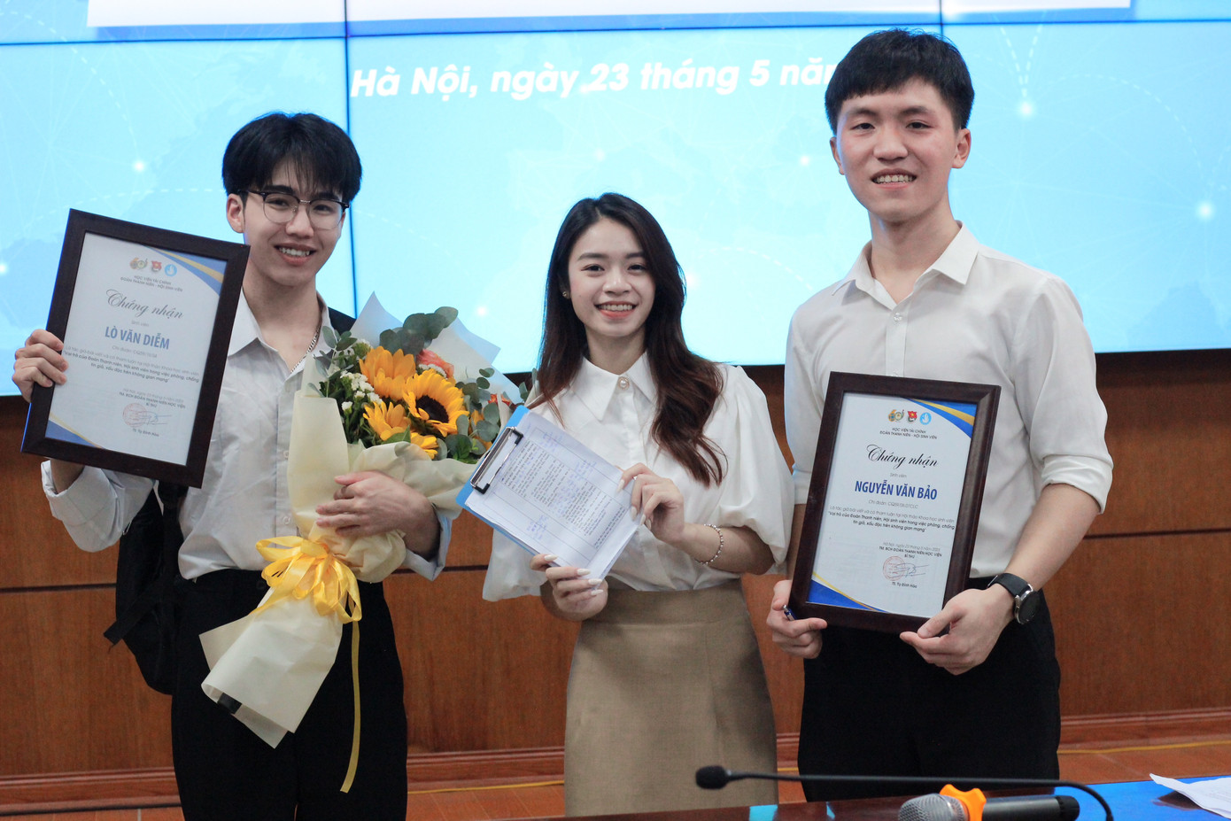 Văn Diễm (ngoài cùng bên trái) tham gia viết bài Tham luận tại Hội thảo Khoa học.