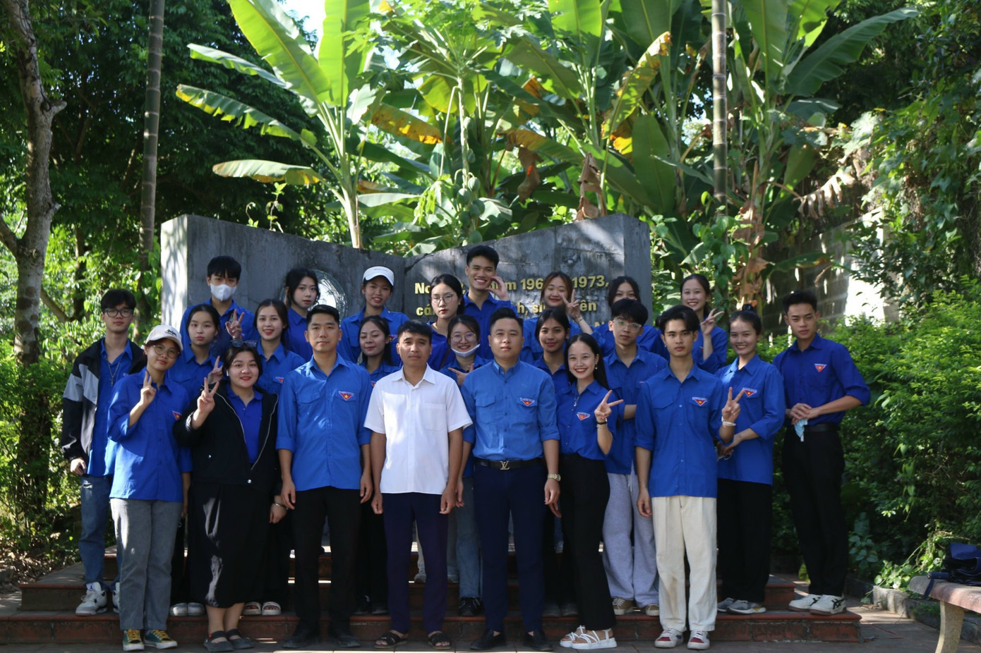 Yến Nhi cùng các bạn sinh viên tham gia chuyến đi tình nguyện tại xã La Hiên.