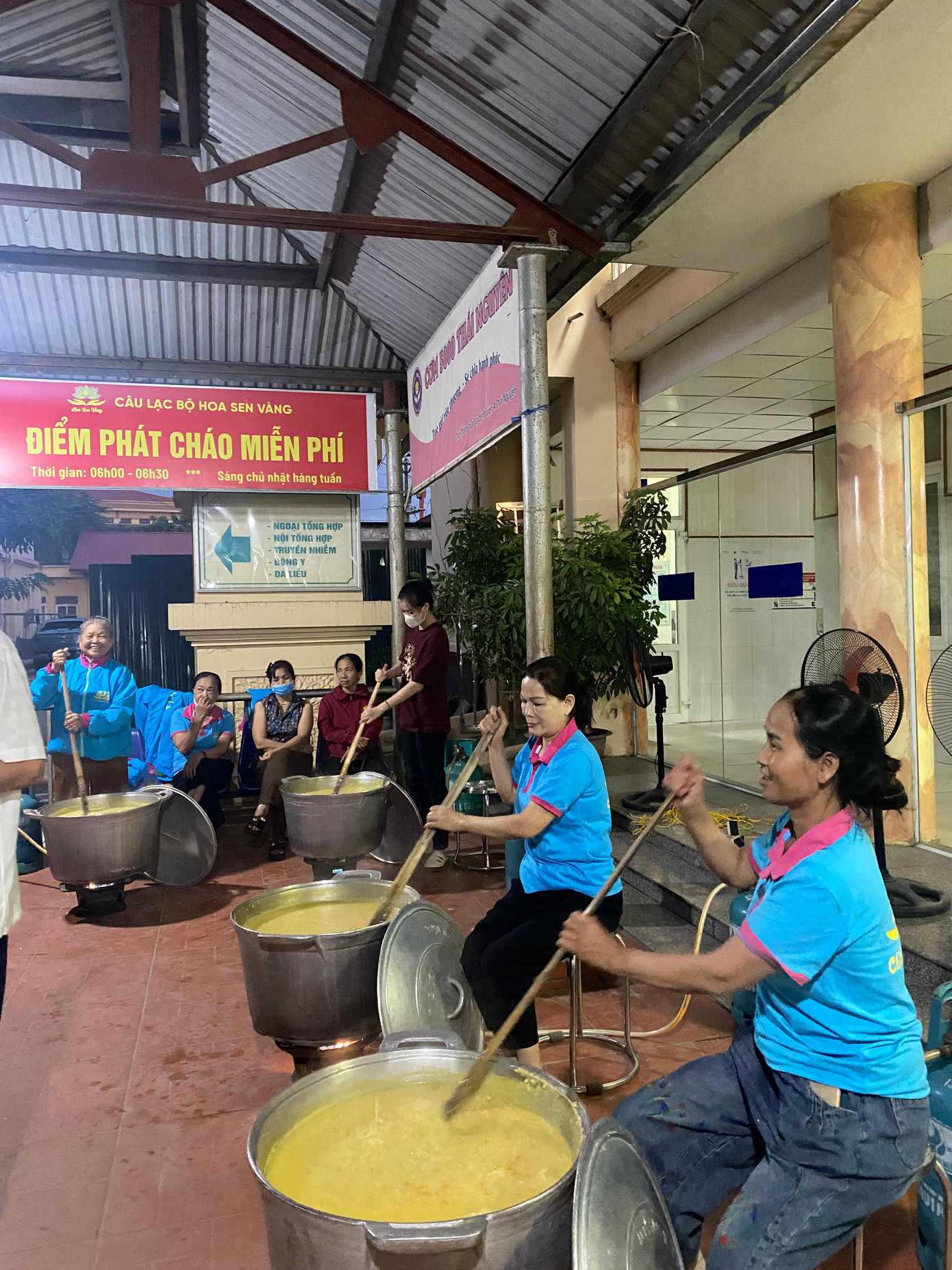 Ngoài ra, Yến Nhi cùng bà thường xuyên tham gia hoạt động thiện nguyện vì cộng đồng.