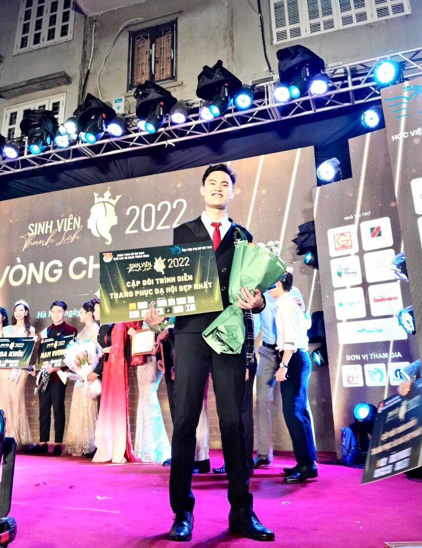 Bên cạnh đó, Nhật Phong cũng tích cực tham gia vào nhiều hoạt động của nhà trường, đạt giấy khen và nhiều giải thưởng.