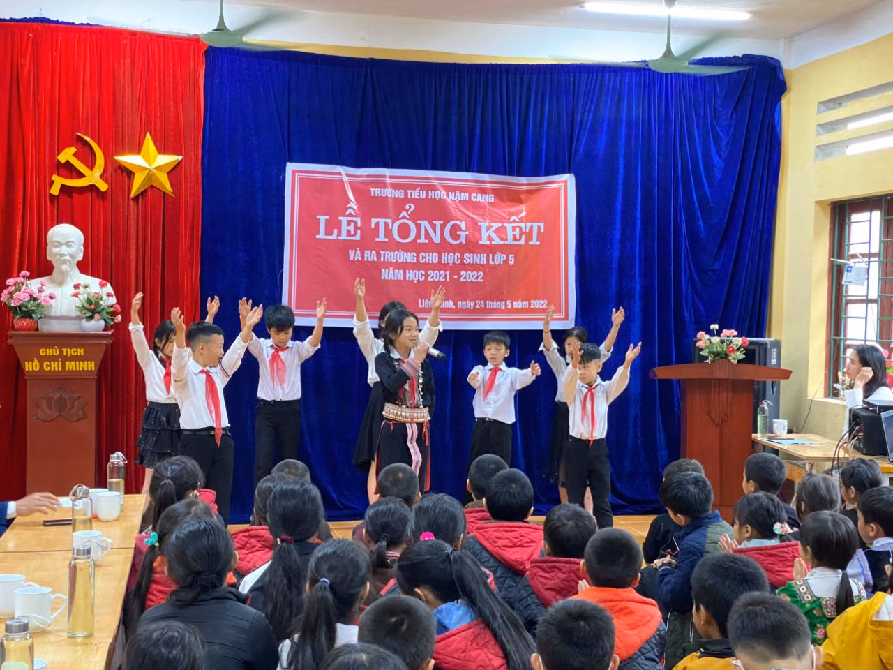 Học sinh Trường Tiểu học Nậm Cang trong Lễ tổng kết năm học. Phòng học của Trường Tiểu học Nậm Cang.
